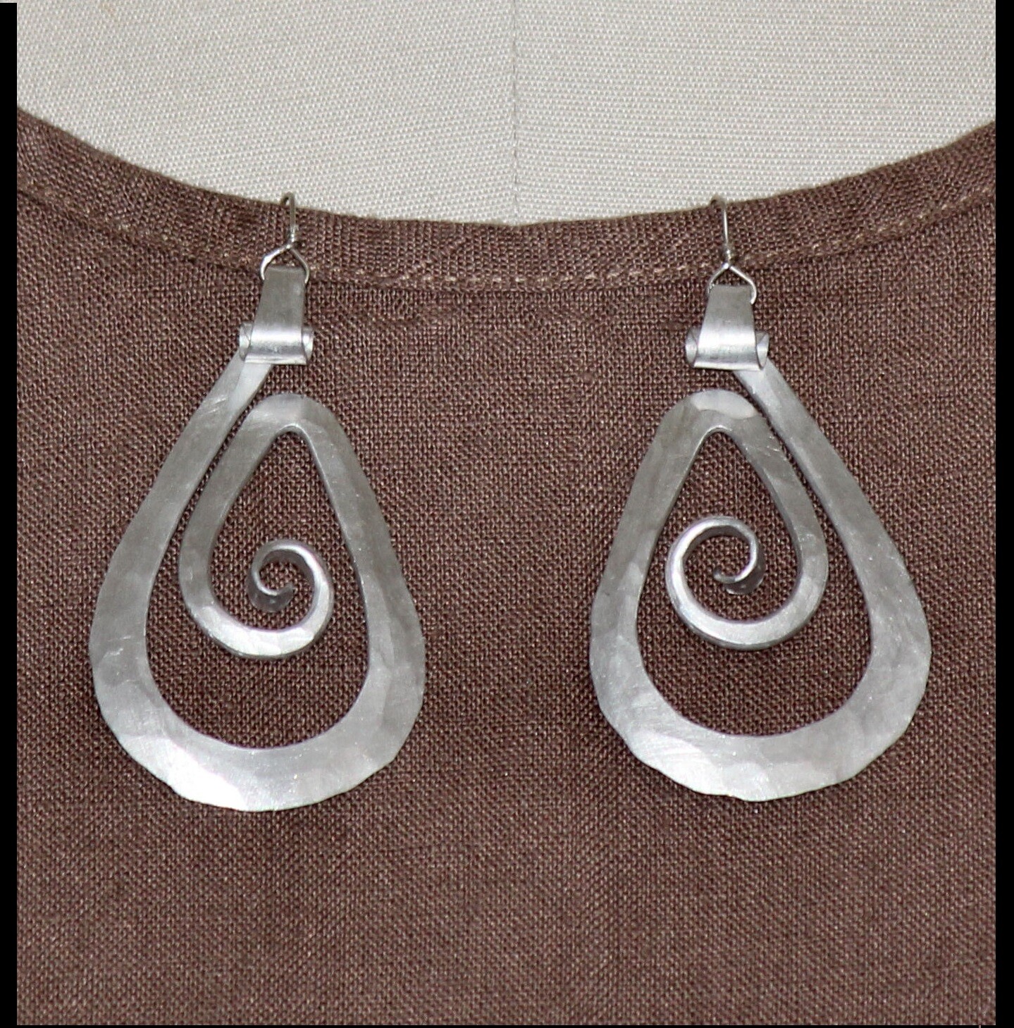 ANTIJOYAS Handmade ART-2-WEAR Hammered Aluminum TCHAI EARRINGS Pear Shape GAP44