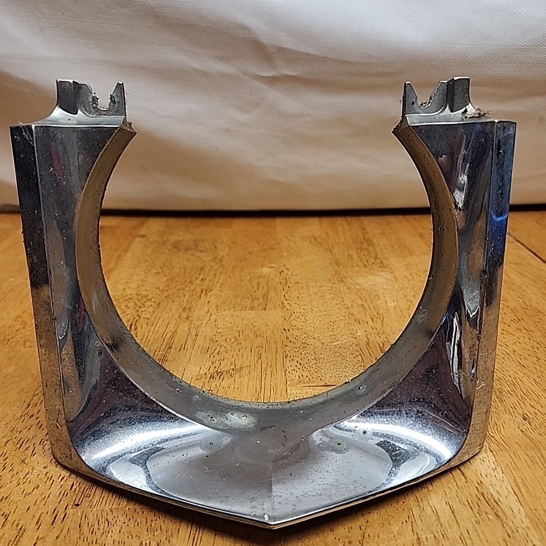 ORIGINAL CADILLAC FRONT LEFT OR RIGHT HEADLIGHT BEZEL LOWER CHROME 65 1965 OEM ORIGINAL CADILLAC FRONT LEFT OR RIGHT HEADLIGHT BEZEL LOWER CHROME 65 1965 OEM