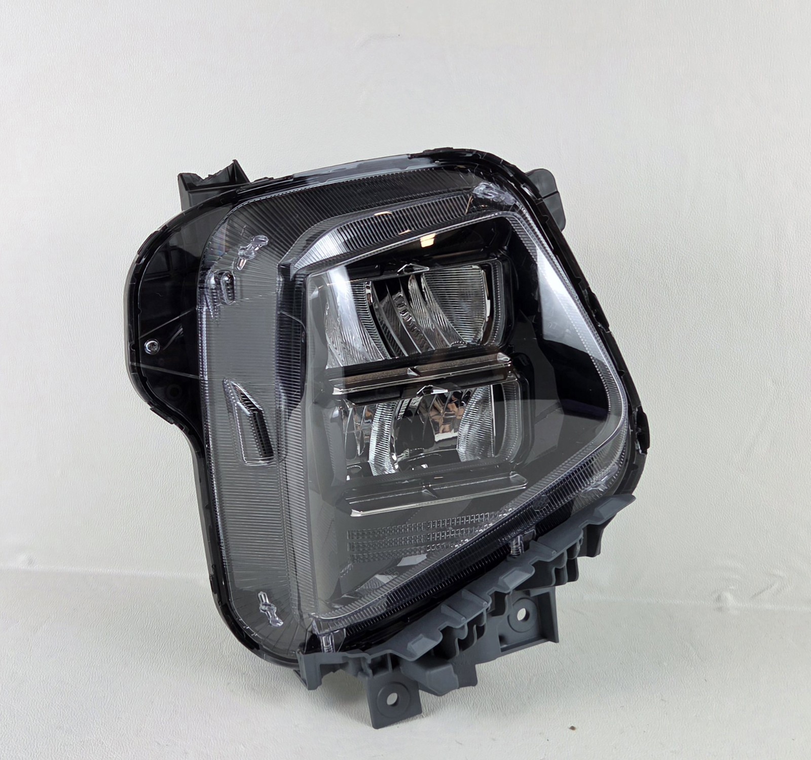Nice OEM 2022-2024 Hyundai Tucson Right Passenger Side Reflector LED Headlight