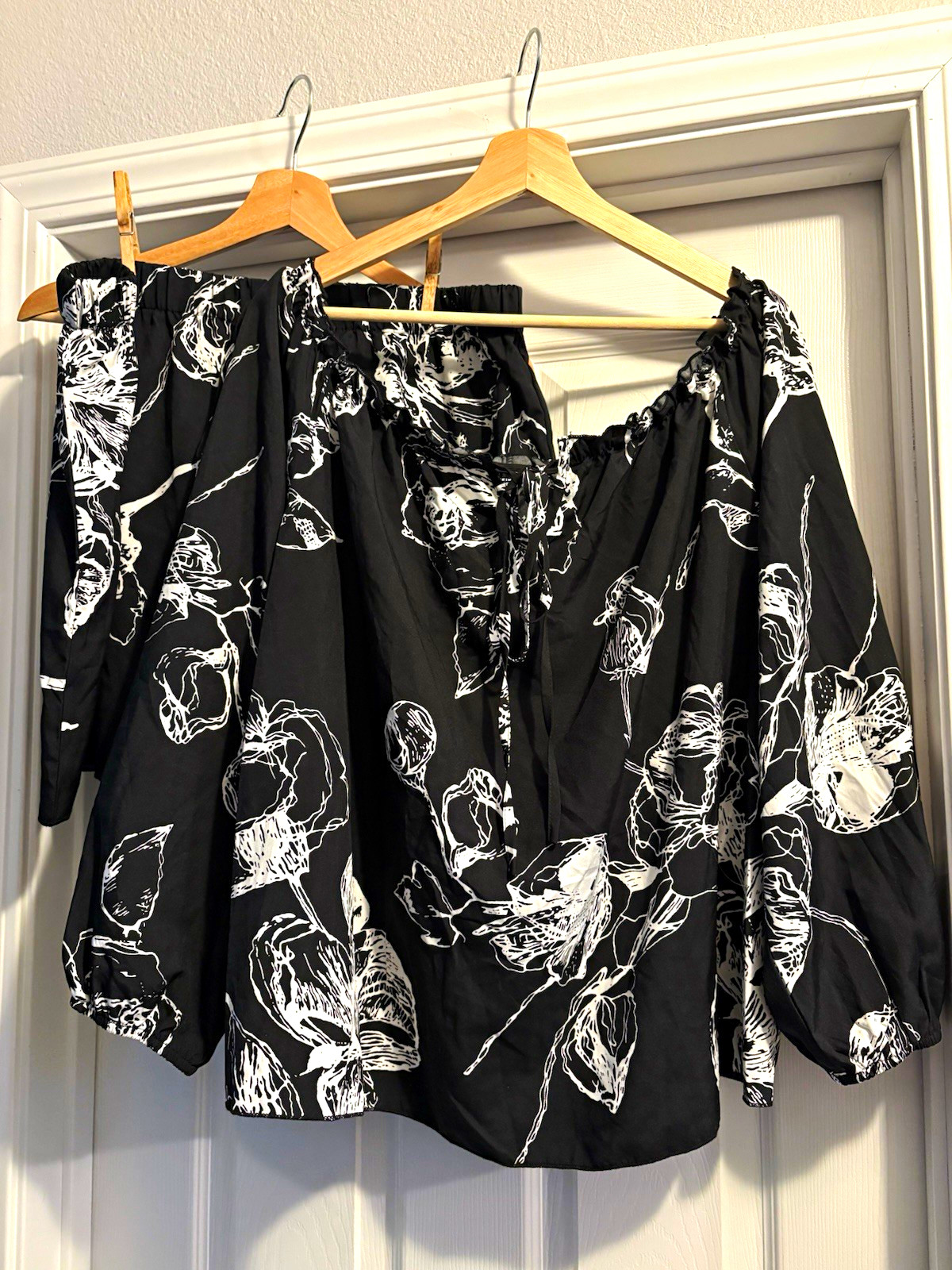 SHEIN Curve Plus 2XL Black/White Floral Off Shoulder Blouse and Short Set SHEIN Curve Plus 2XL Black/White Floral Off Shoulder Blouse and Short Set