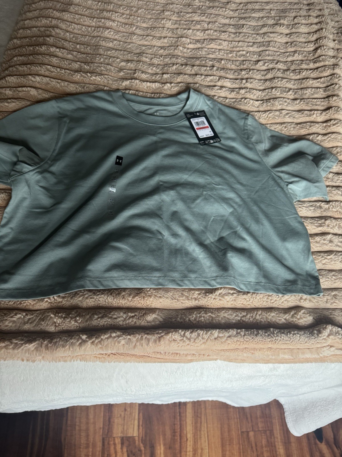 Under Armour Size XS Loose Short Sleeve Tee Under Armour Size XS Loose Short Sleeve Tee