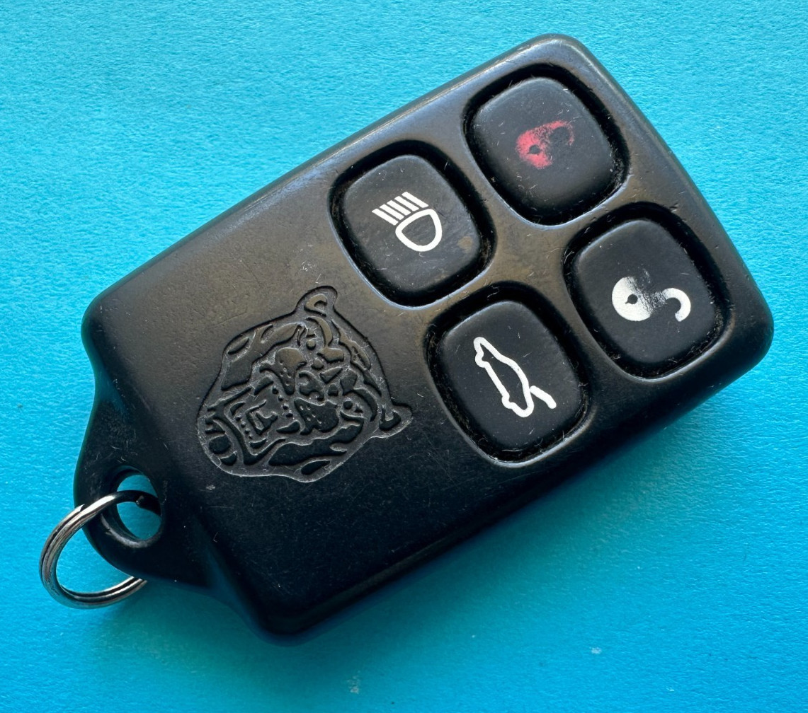 OEM 1997-2001 JAGUAR XK8 XJ8 XJ6 REMOTE KEYLESS KEY FOB 4 BUTTON K8597T315 RARE