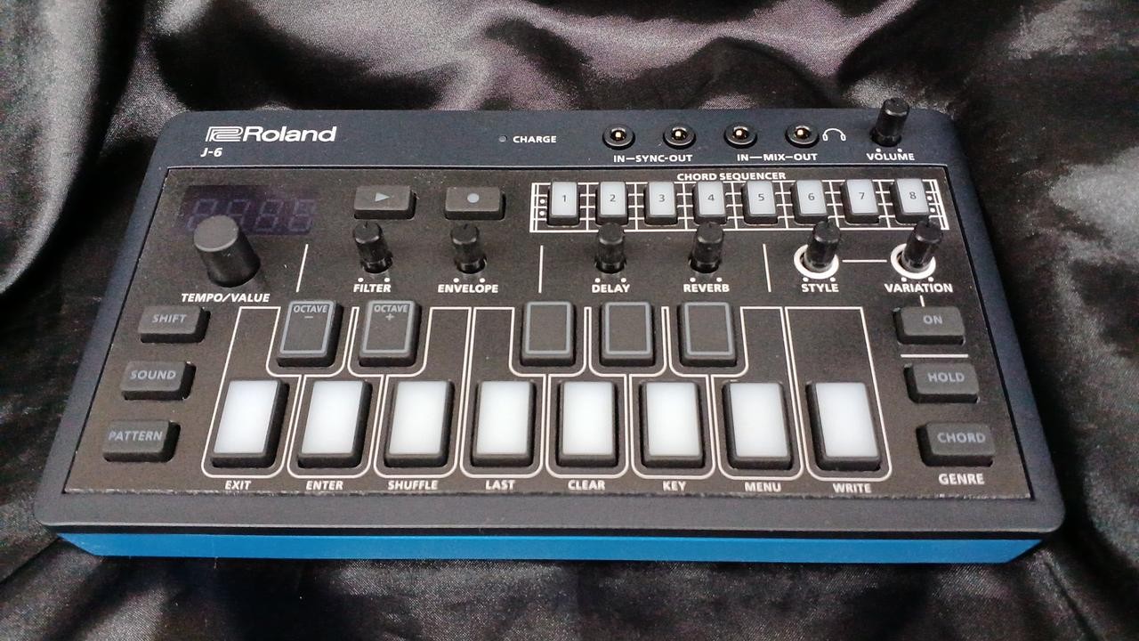 Roland J-6 AIRA Compact Chord Synthesizer Sequencer Electronic Music Tested