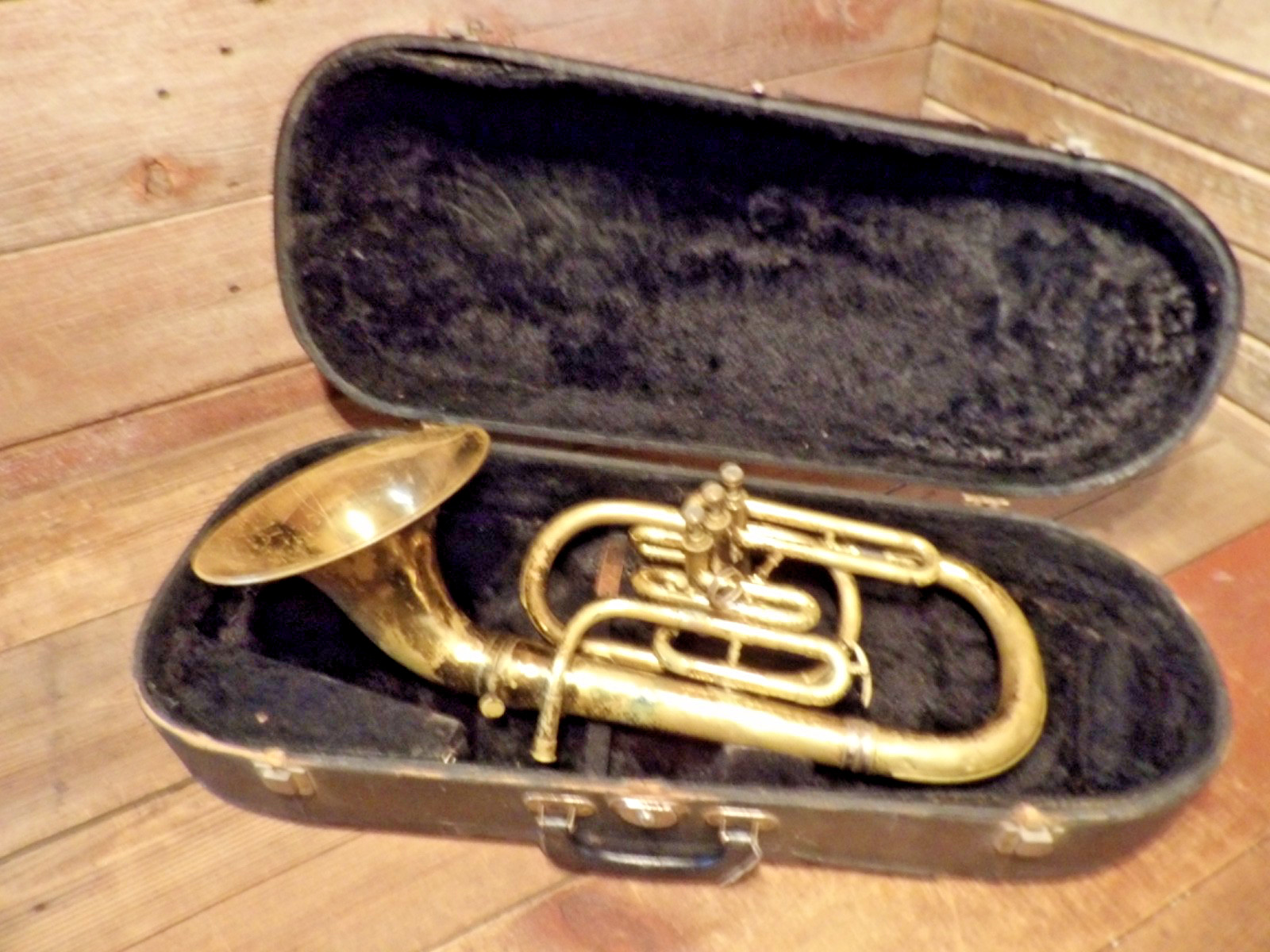 VINTAGE REYNOLDS 3 VALVE FORWARD FACING DETACHABLE BELL BARITONE HORN S.N. 11000 VINTAGE REYNOLDS 3 VALVE FORWARD FACING DETACHABLE BELL BARITONE HORN S.N. 11000