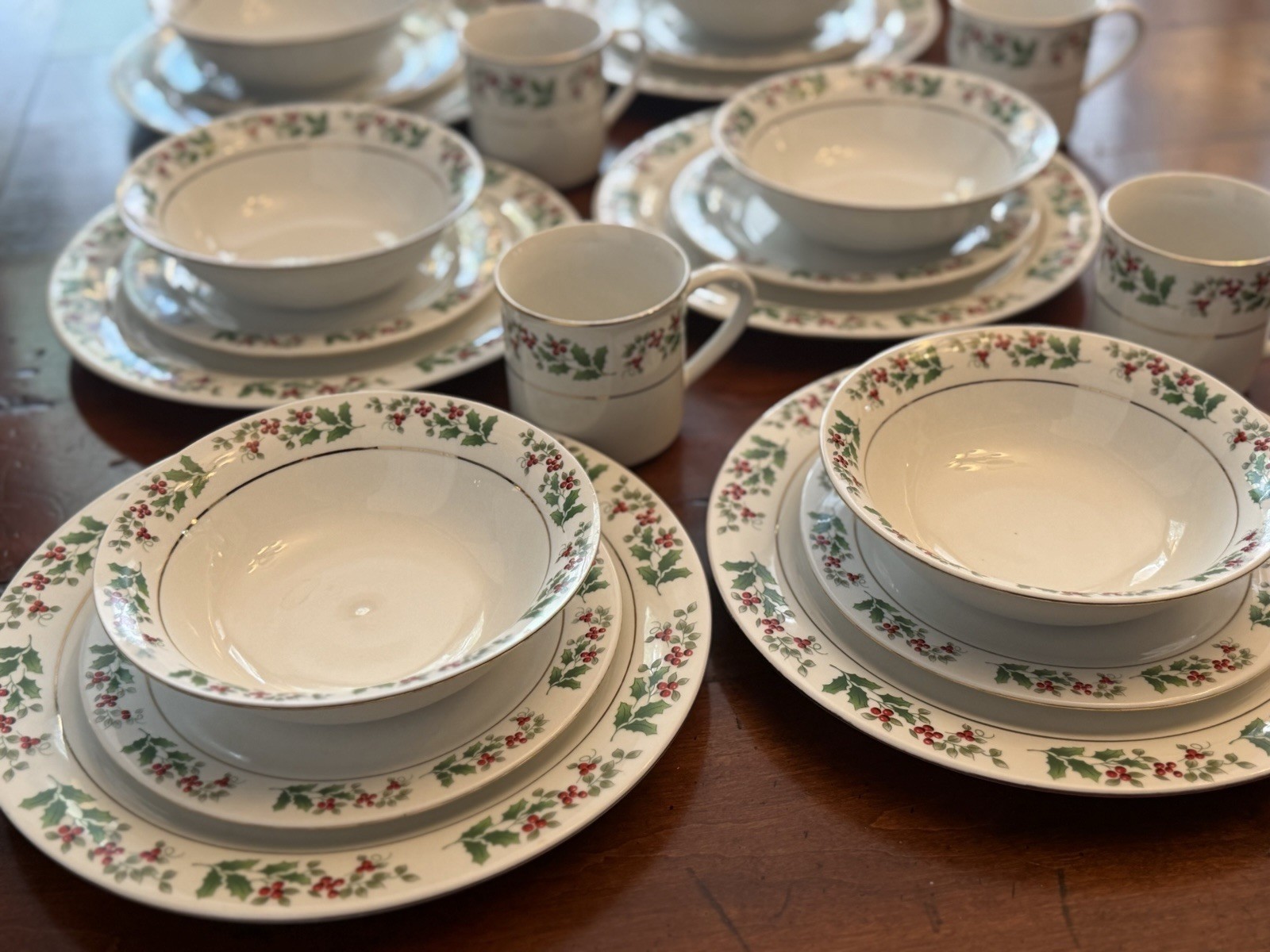 Gibson Christmas Charm Holly Berry 24-Piece Dinnerware Set, Service for 6