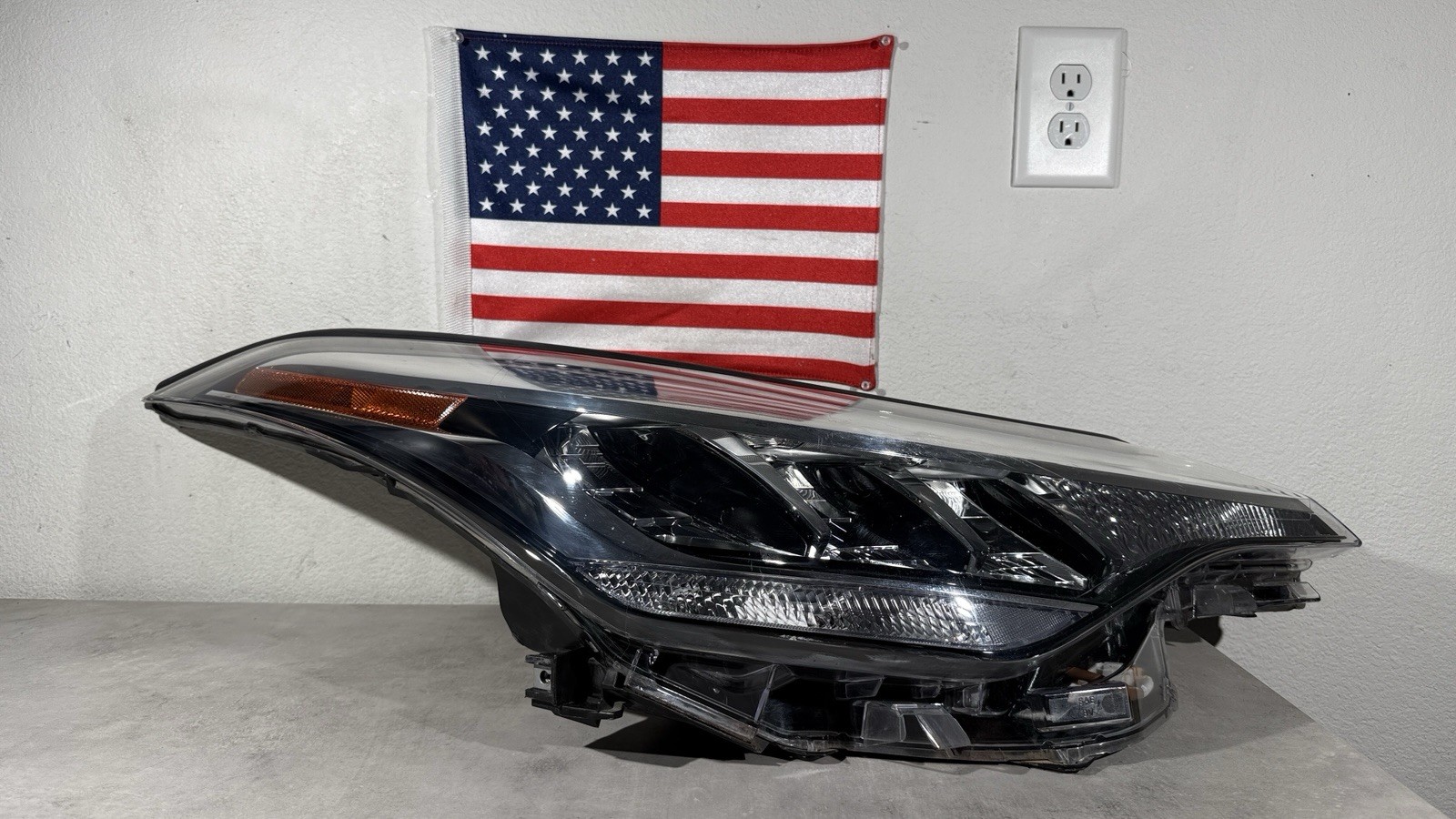 2020 - 2022 Toyota C-HR LED Reflector Right Headlight Assembly 81110-F4200 OEM