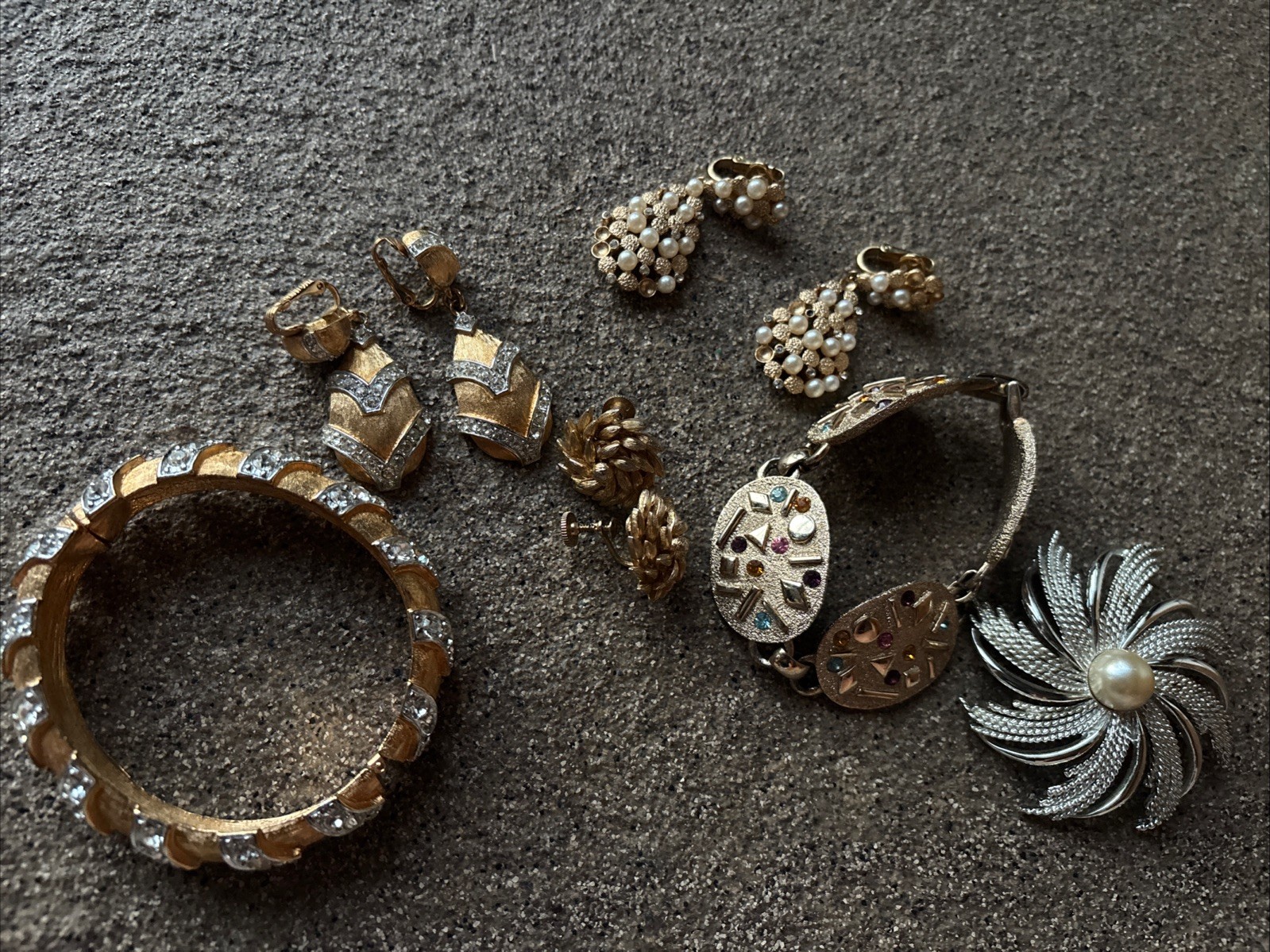 Lot SetBracelet Clips Earrings Brooch Trifari Lisner Sara Converty Vintage 1960