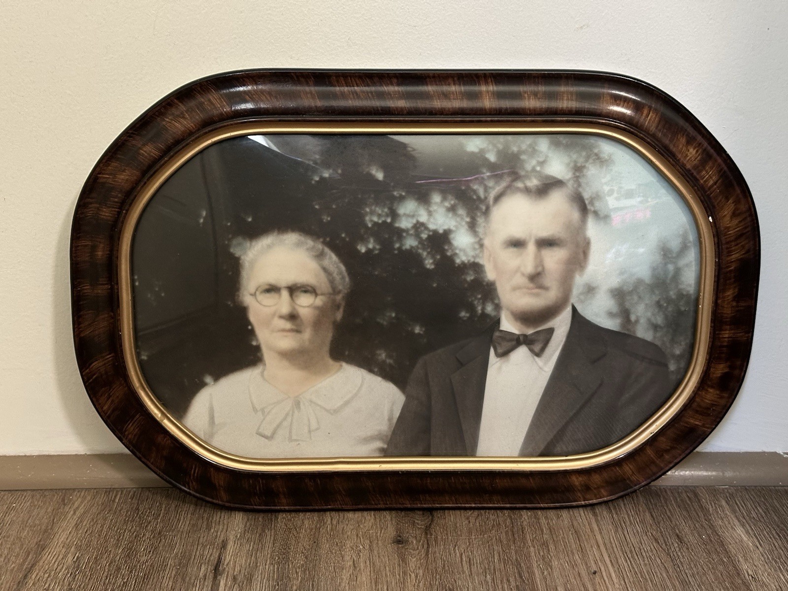Antique Tiger Stripe Wood Oval Picture Frame Convex Domed Glass Old Couple
