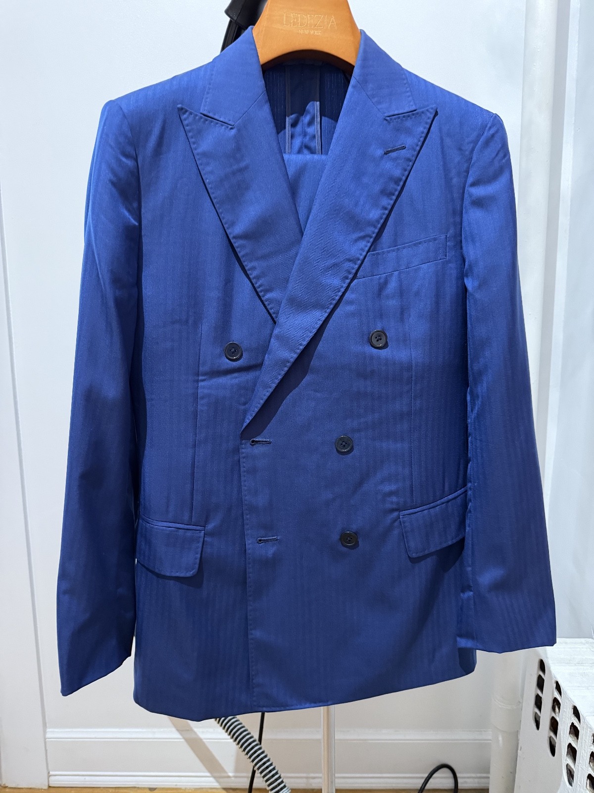 38R Caccioppoli blue wool silk suit Mother-of-Pearl buttons LIGHTLY USED 38R Caccioppoli blue wool silk suit Mother-of-Pearl buttons LIGHTLY USED