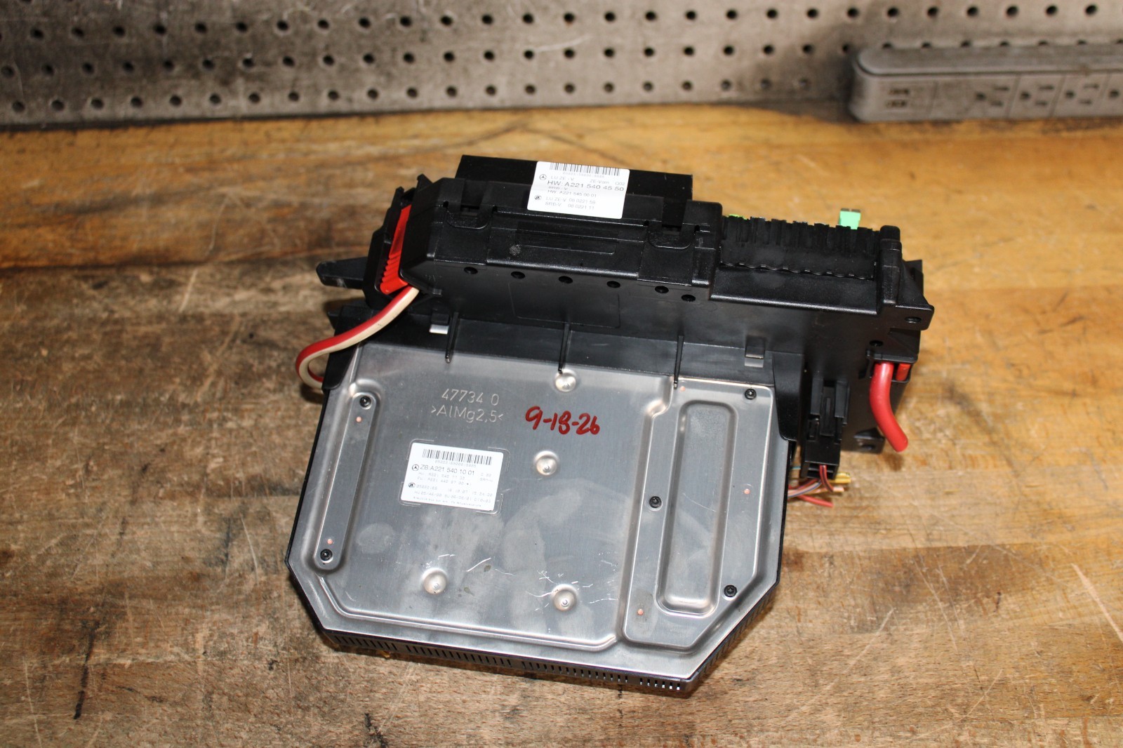 2007-2009 Mercedes W221 S550 Front Fuse Relay Box SAM Control Assembly OEM