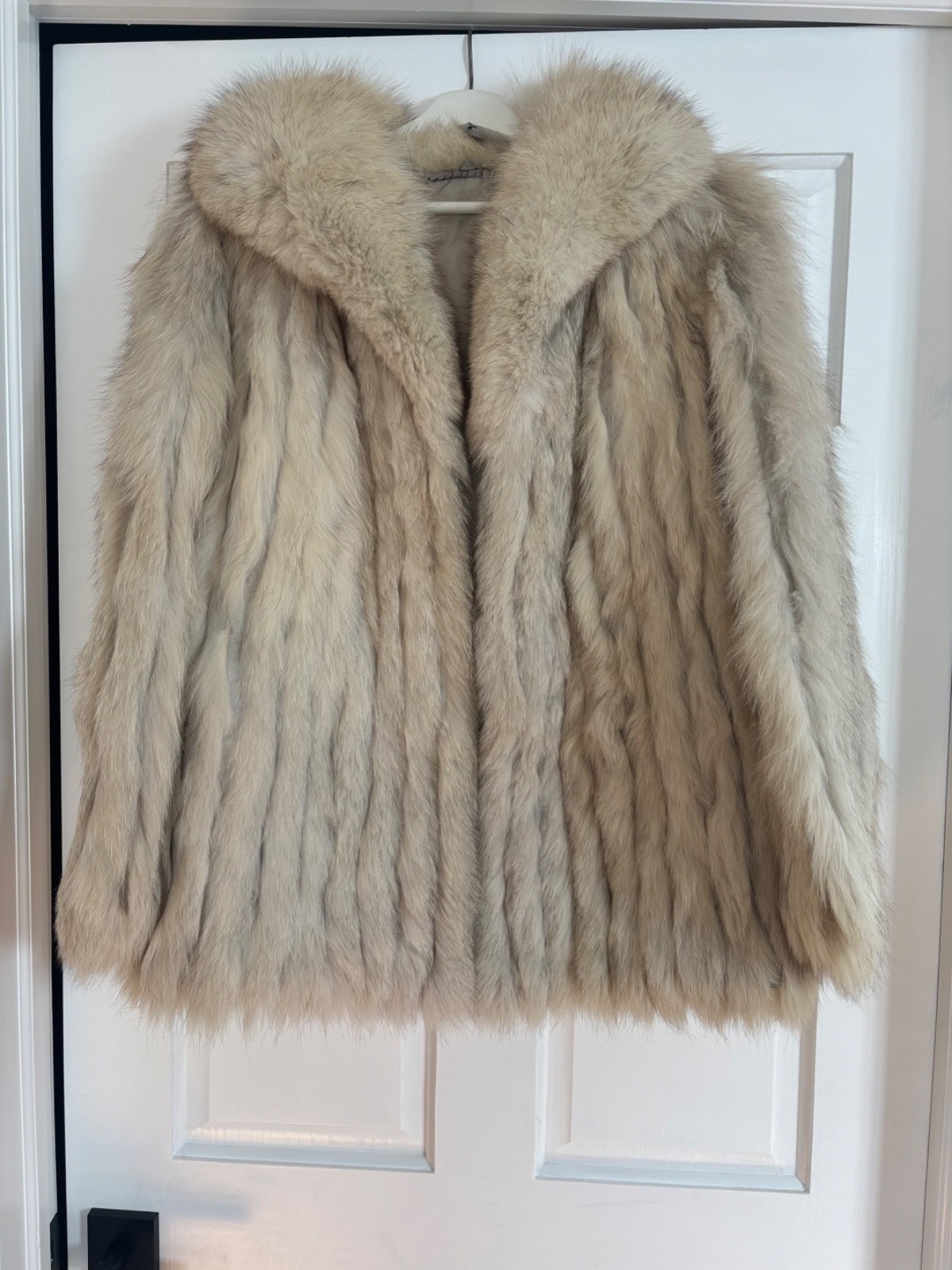 Women’s Fur Coat, Short Lined, single hook and eye closure, Size 12, Fox Women’s Fur Coat, Short Lined, single hook and eye closure, Size 12, Fox
