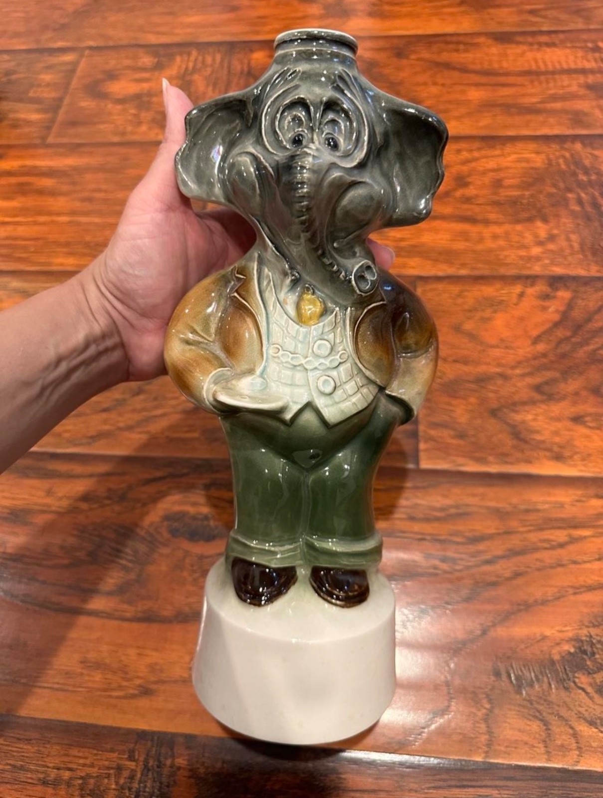 Vintage James Beam ceramic elephant decanter. Vintage James Beam ceramic elephant decanter.
