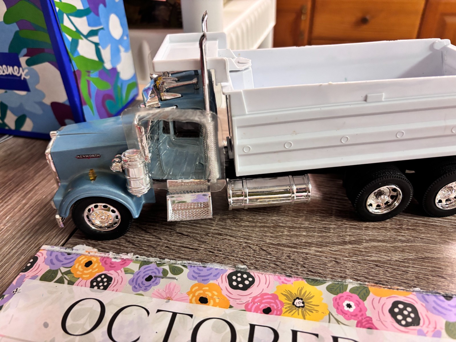 1/32 NEW RAY USED BLUE &WHITE KENWORTH W 900 DUMP TRUCK, NO PACKAGING # C 812 1/32 NEW RAY USED BLUE &WHITE KENWORTH W 900 DUMP TRUCK, NO PACKAGING # C 812