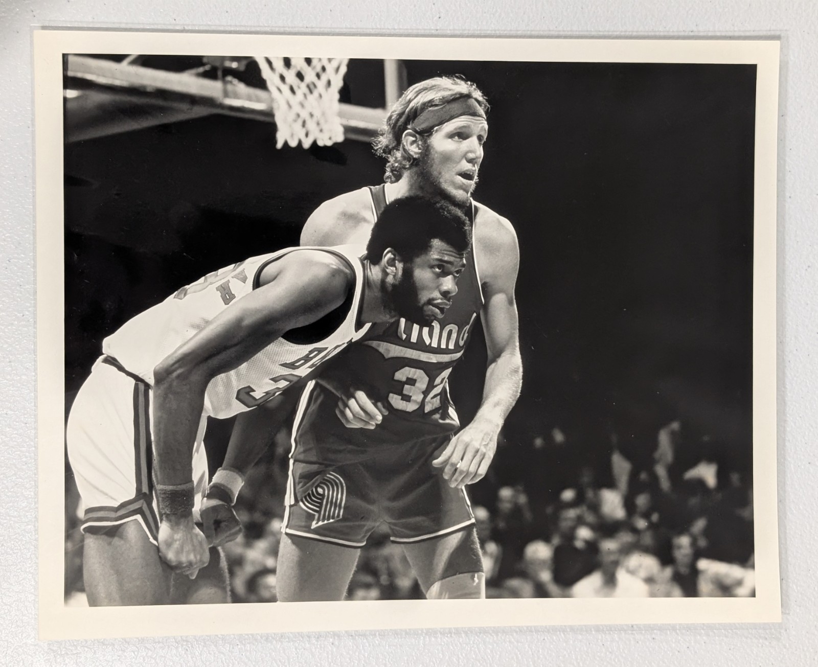 Undated press photo - Kareem Abdul-Jabbar and Bill Walton face off - NBA - 8x10