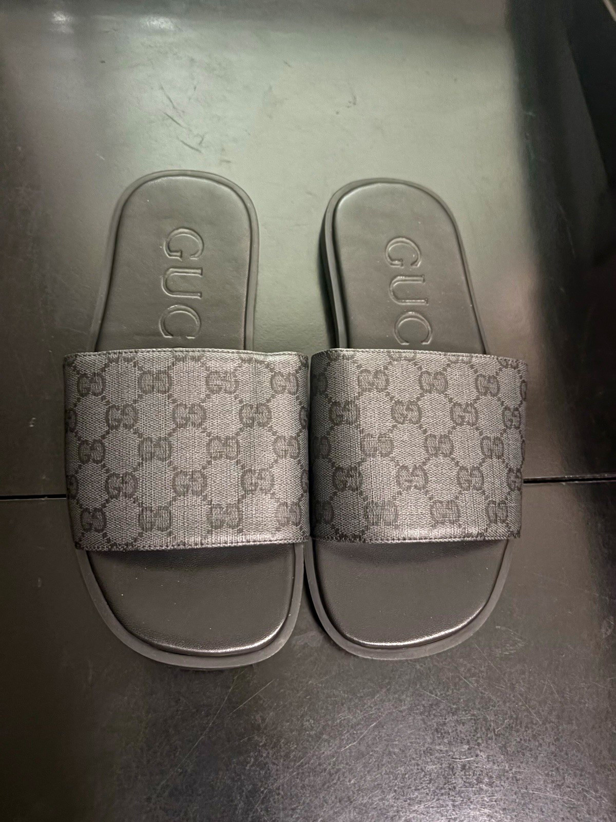 Gucci GG Supreme Men\'s Slide Sandals Black/Gray Logo Slip-On US Size 7 Gucci GG Supreme Men\'s Slide Sandals Black/Gray Logo Slip-On US Size 7