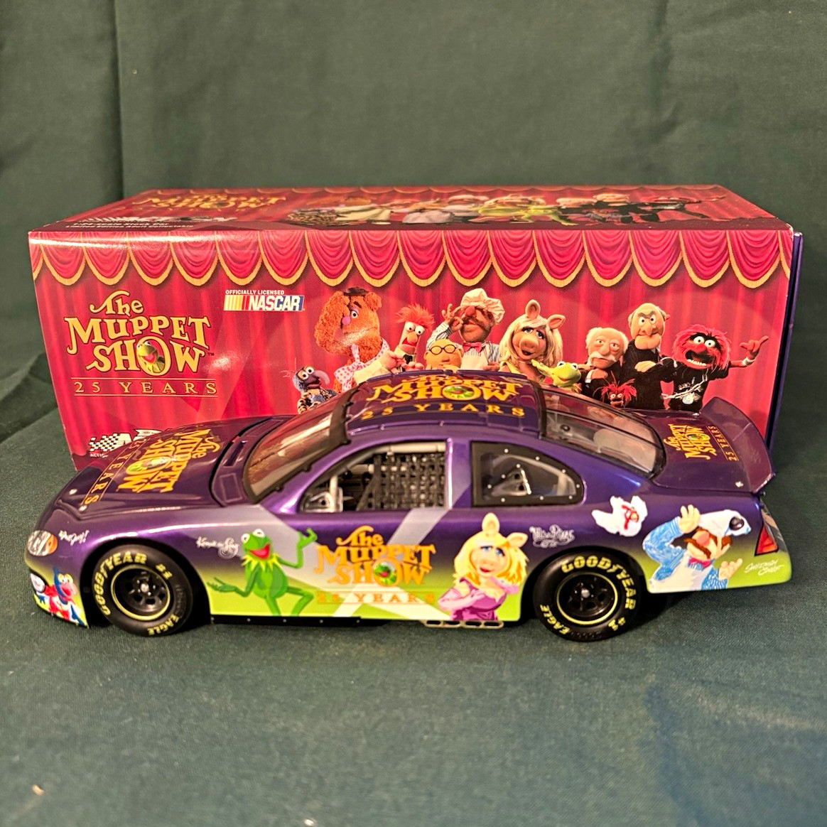 Action Racing Collectables NASCAR Kenny Wallace 2002 Dodge Intrepid R/T 1:24