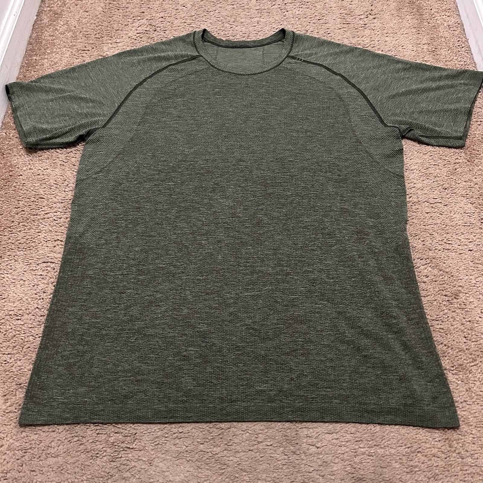 Lululemon Men’s Metal Vent Tech Green Short Sleeve Size XL Lululemon Men’s Metal Vent Tech Green Short Sleeve Size XL
