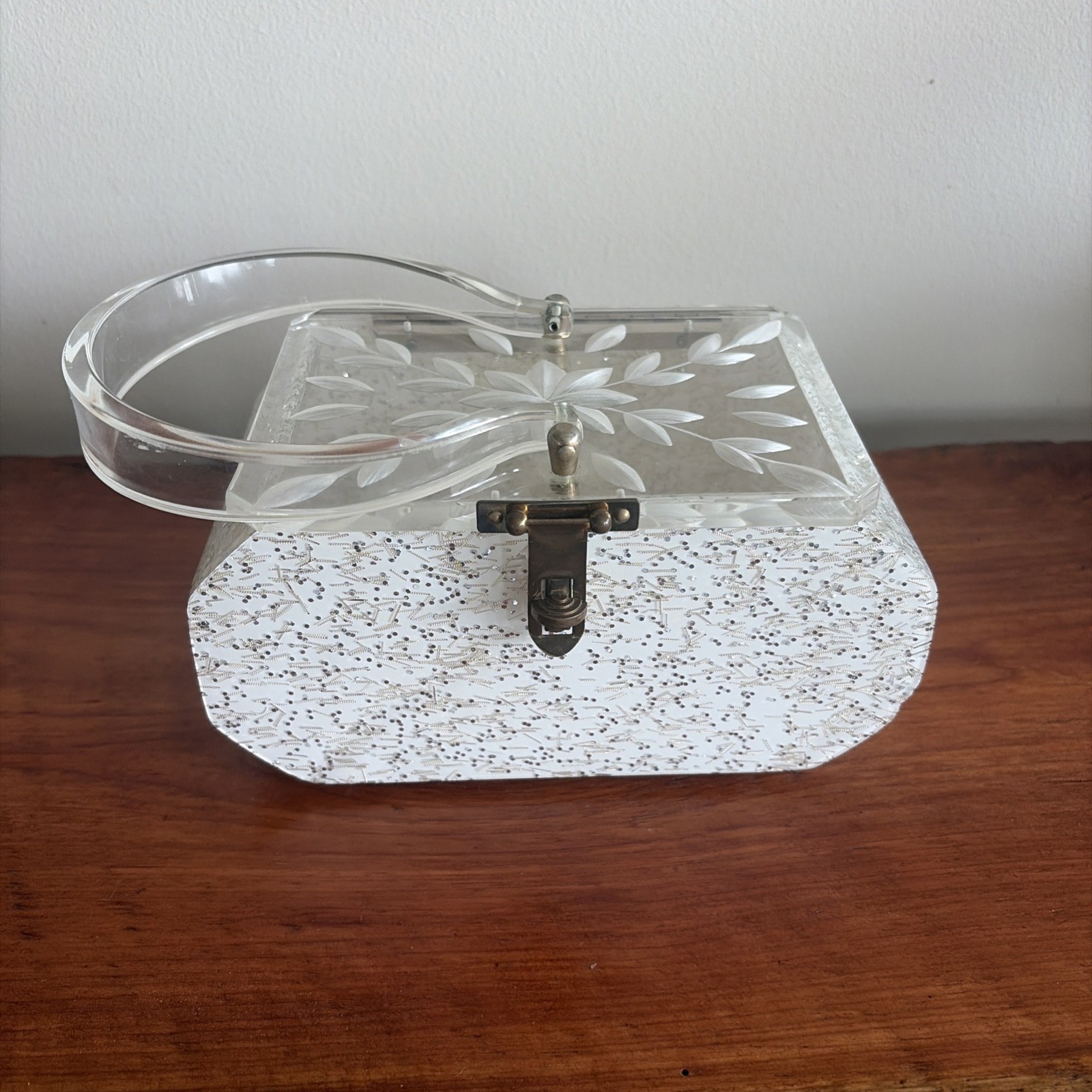 Vtg 50s Carved Lucite Handbag Clear Leaf Starburst Top White Confetti Body Vtg 50s Carved Lucite Handbag Clear Leaf Starburst Top White Confetti Body