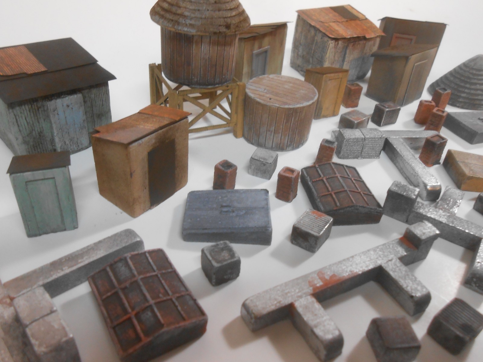 Downtown Deco HO Scale 40 Piece Unpainted Building  Detail Vents Chimneys Sheds