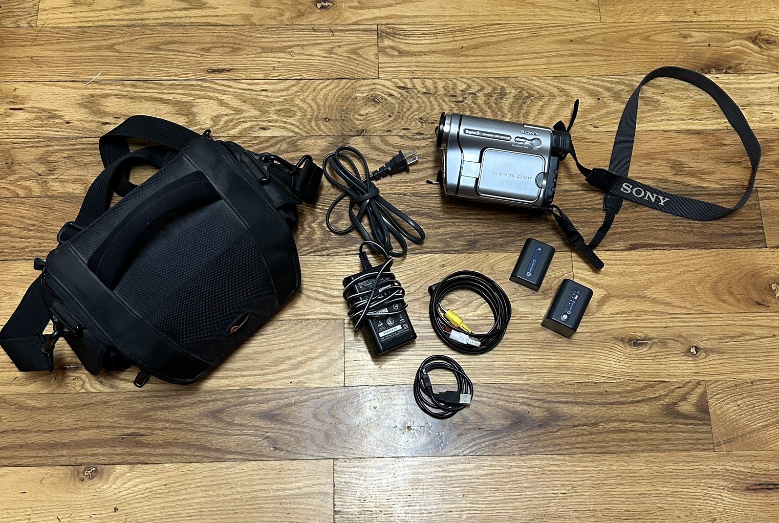 Sony Handycam DCR-TRV280 Digital-8 Camcorder TESTED With Case + charger Vintage