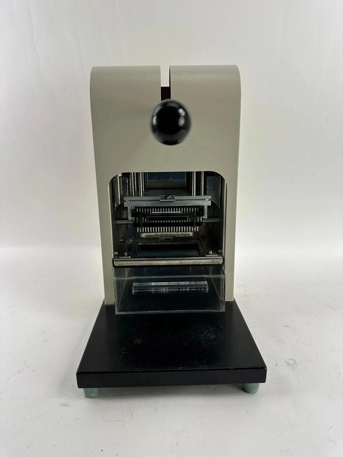 Hamamatsu Photonics Microplate Sealer A8159-45