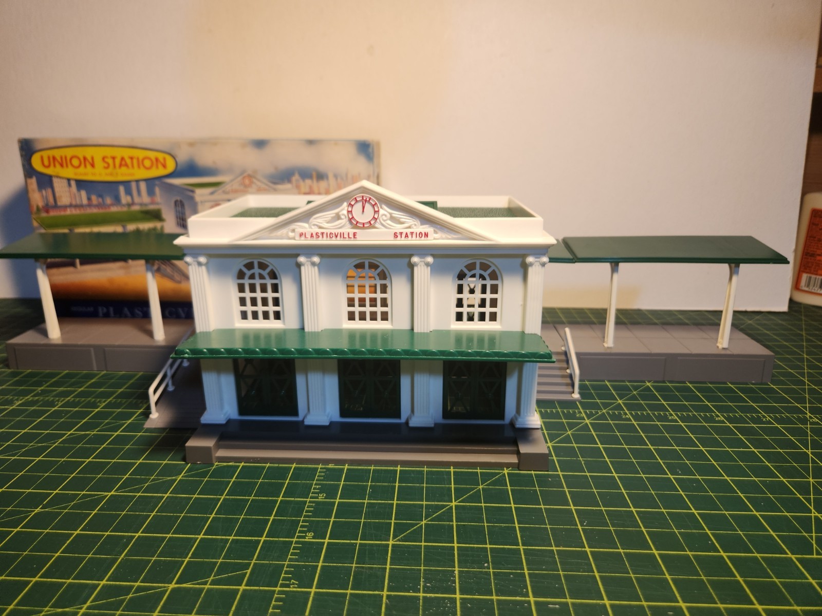 VINTAGE PLASTICVILLE UNION STATION (#1901),GRAY PLATFORM,GREEN ROOF, WHITE SIDES