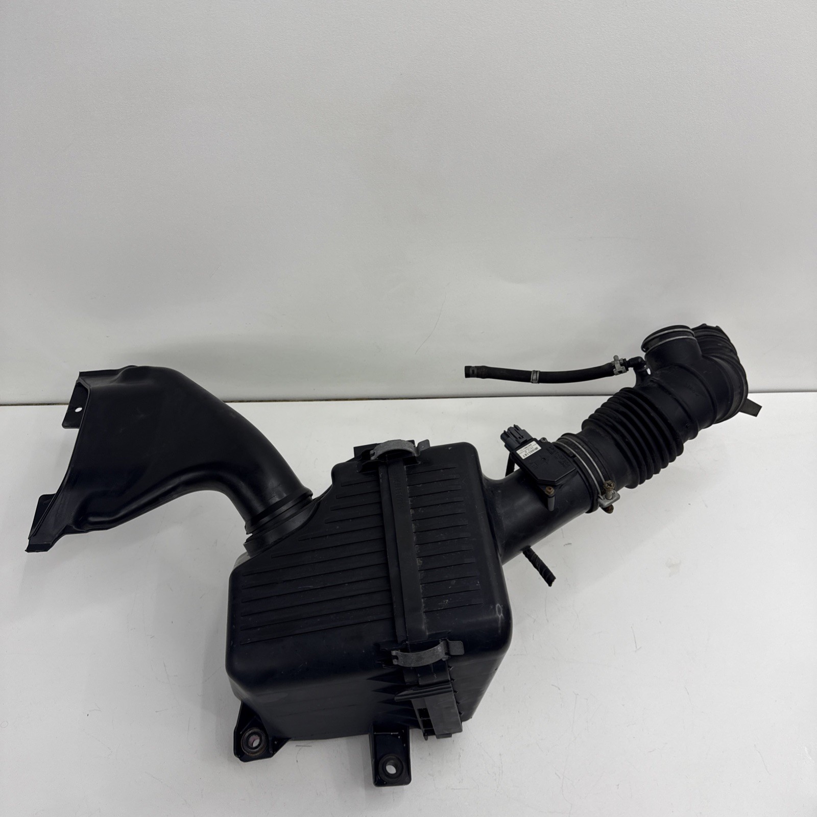 06-12 MITSUBISHI ECLIPSE AIR INTAKE CLEANER FILTER BOX WITH TUBES & METER 2.4