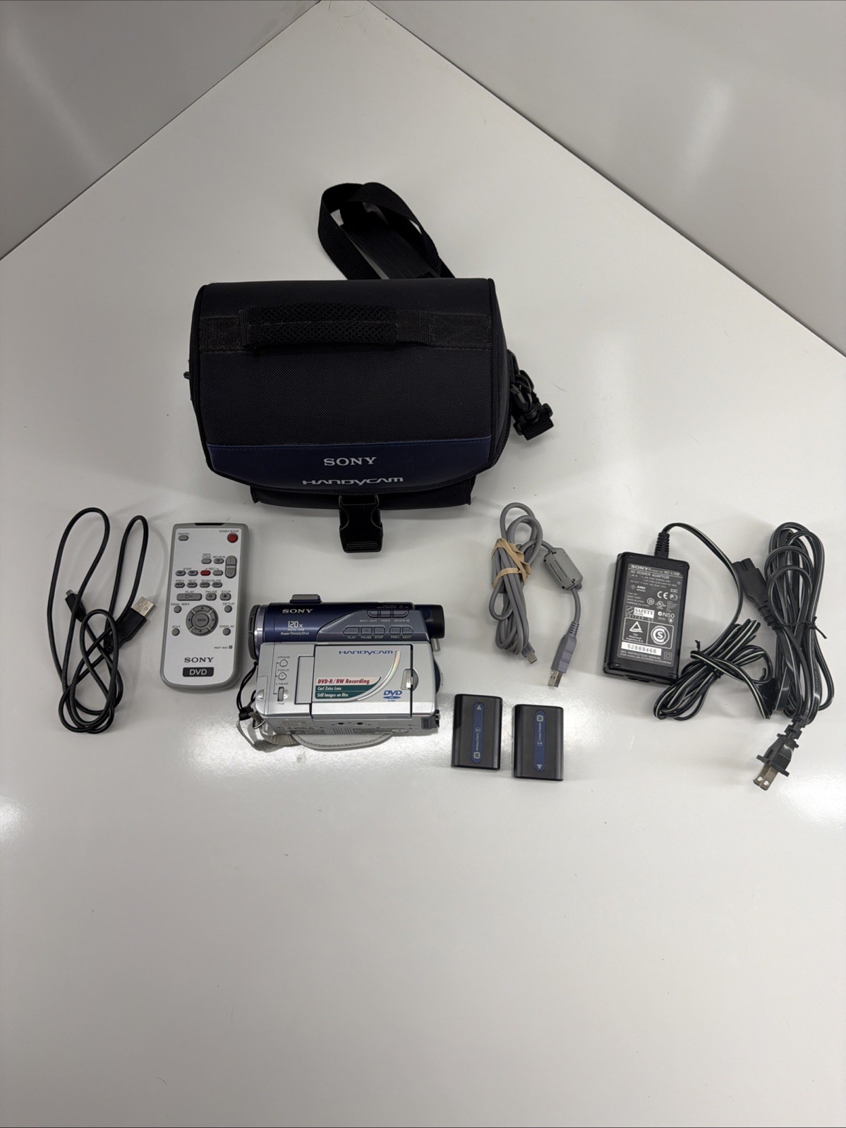 Sony Handycam DCR-DVD100 DVD Camcorder Kit w Bag Charger Battery Tested Working