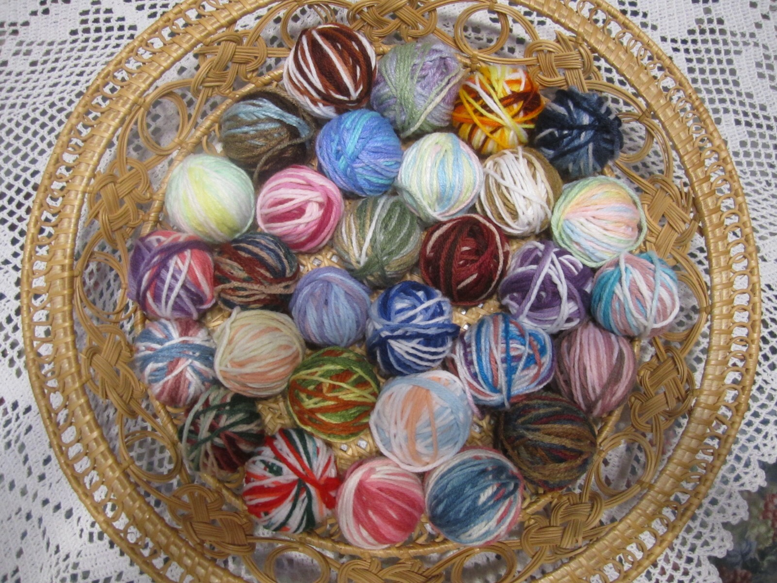 30-SCRAP YARN BALLS OF 4-PLY YARN  12 OZ. ALL SHADED ACRYLIC ALL DIFFERENT