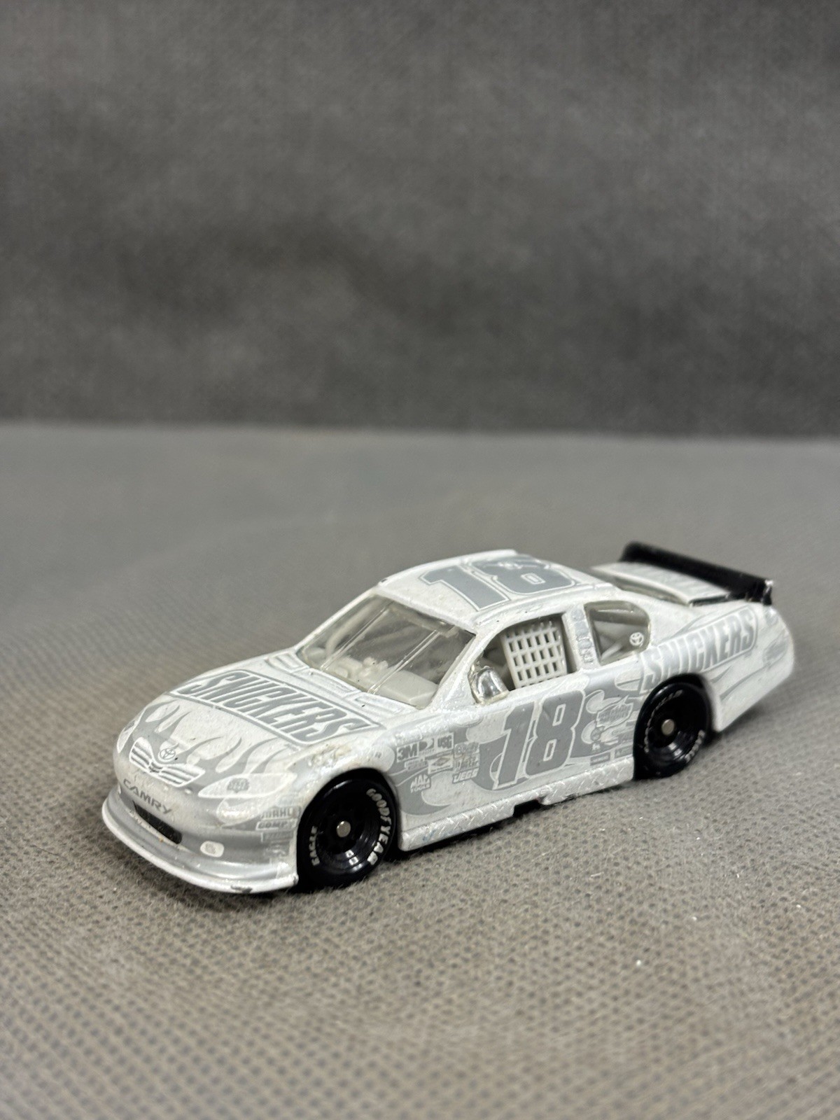 LOOSE Kyle Busch 2011 Snickers (Ice) 1/64 Diecast LOOSE Kyle Busch 2011 Snickers (Ice) 1/64 Diecast