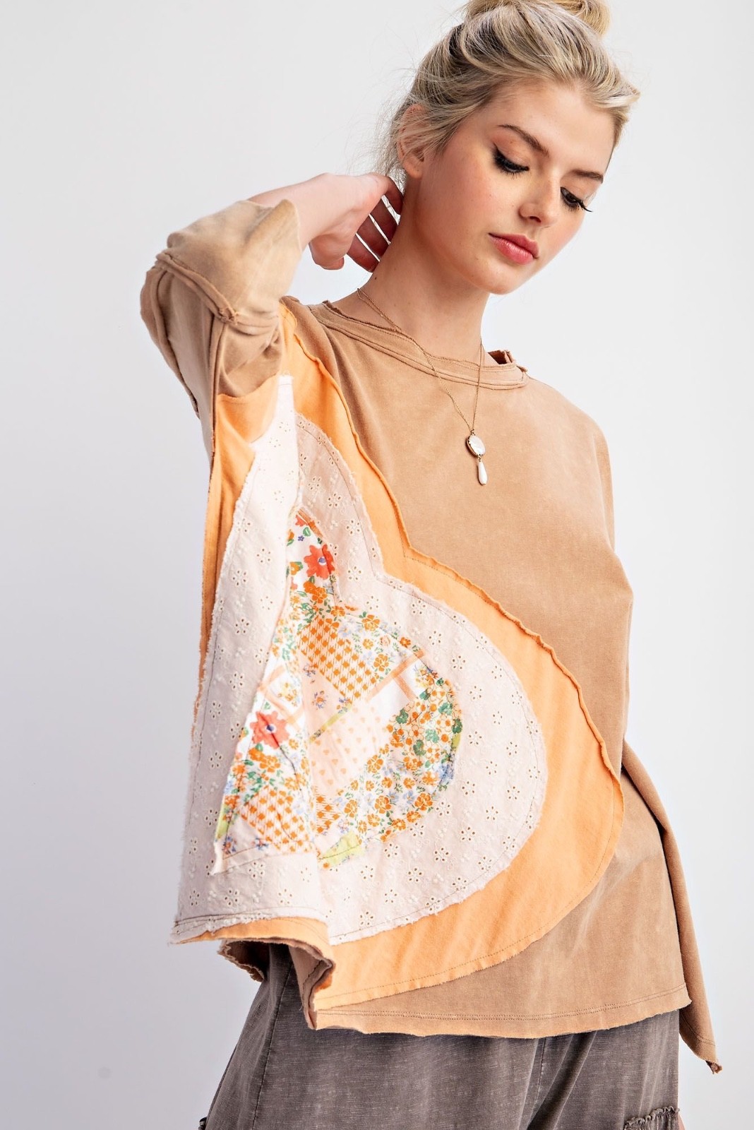Easel Women\'s Heart Patch Mineral Washed Oversized Tee Top Shirt Almond Large