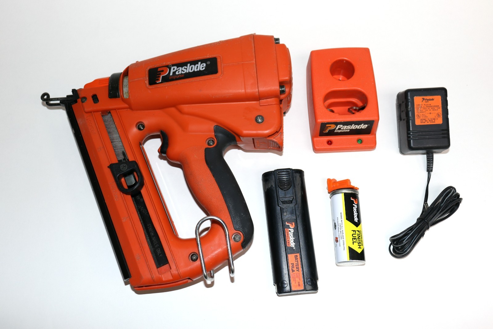 Paslode IM250A  #900600 Cordless 16GA Angled Finish Nailer w/ Battery & Charger