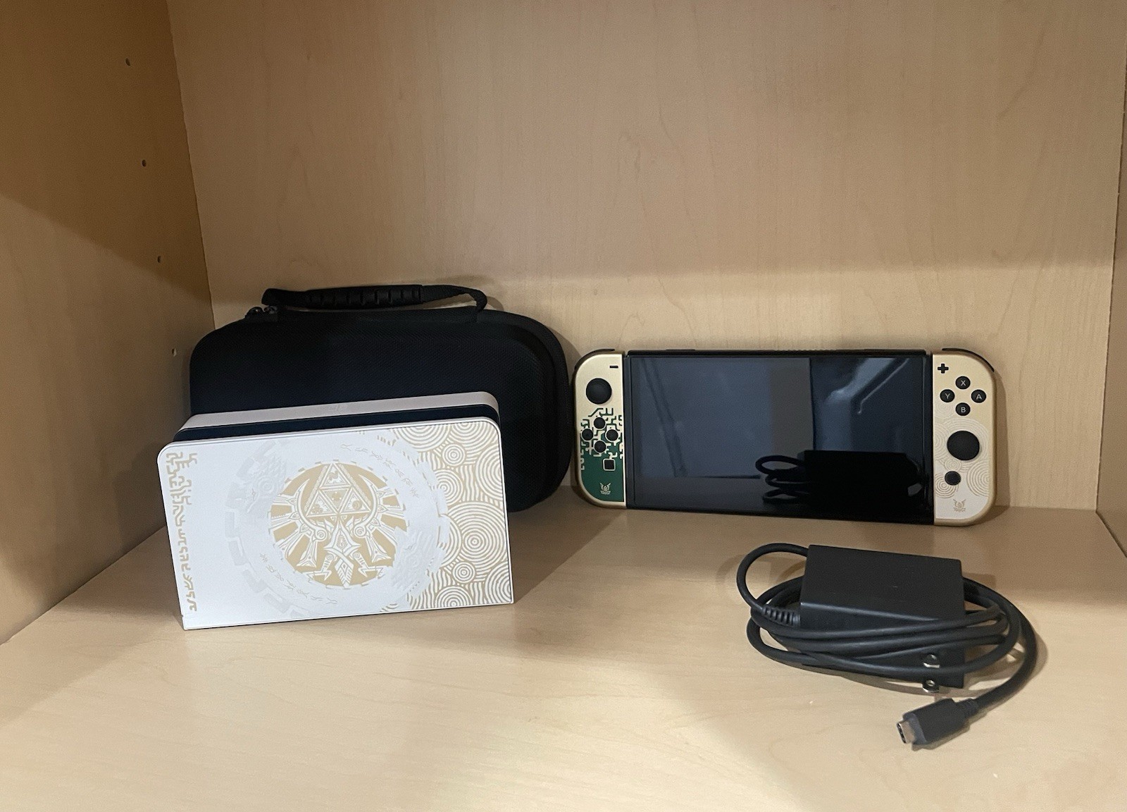 Tears of the Kingdom Edition Nintendo Switch OLED  + Carrying Case TESTED
