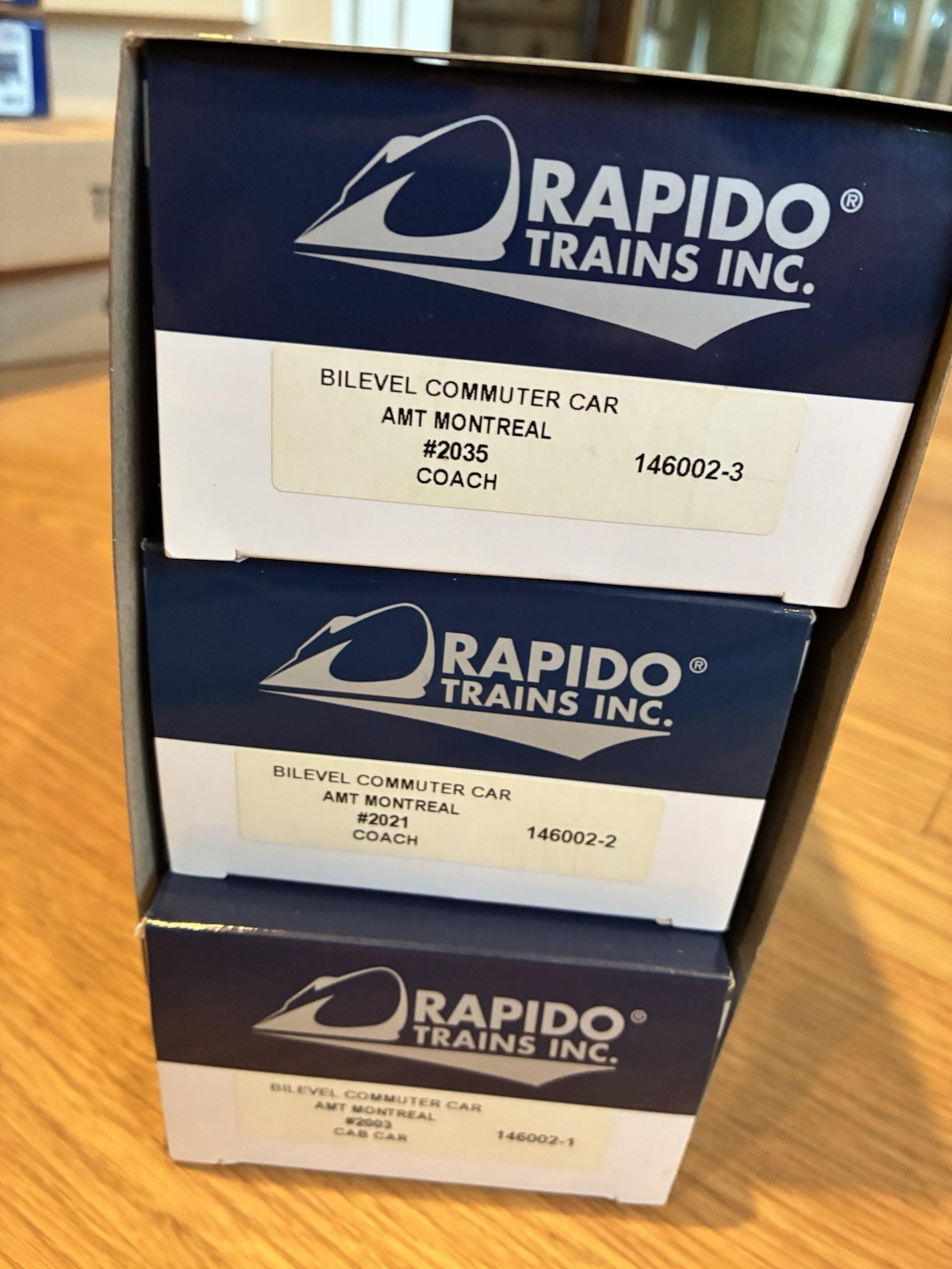 Rapido HO Comet Commuter 3 Car Set AMT Montreal Set 146002 Bombardier Rapido HO Comet Commuter 3 Car Set AMT Montreal Set 146002 Bombardier
