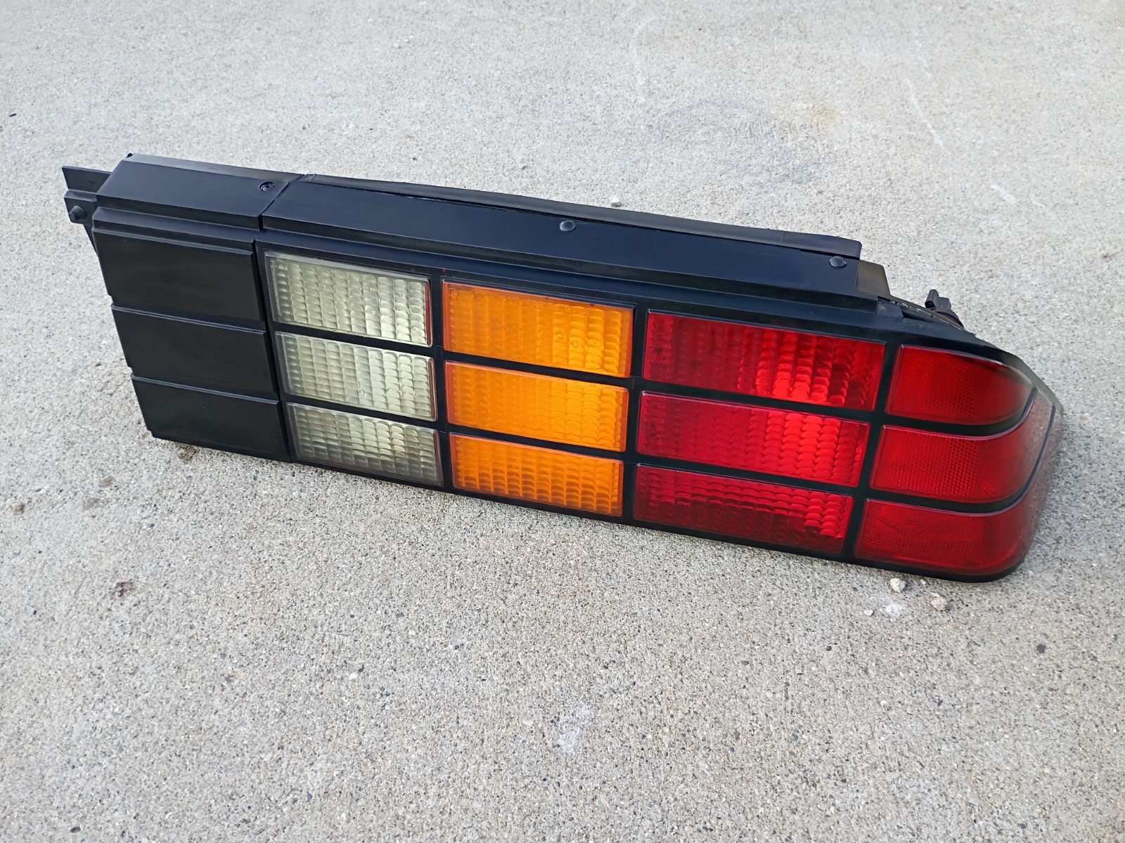 1982-1992 CAMARO IROC Z28 RS GRID STYLE TAIL LIGHT PASSENGER RIGHT TAILIGHT OEM 
