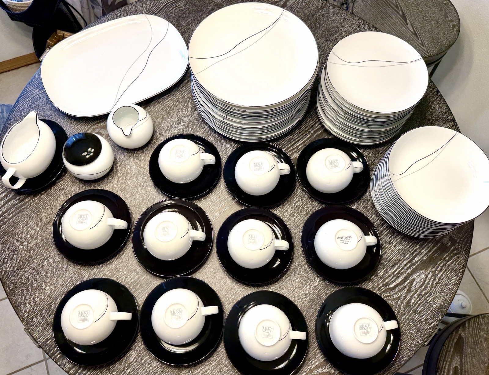 64-Piece Mikasa/Daniel Hechter Threads Fine China Set – LAL03  Made in Japan 
