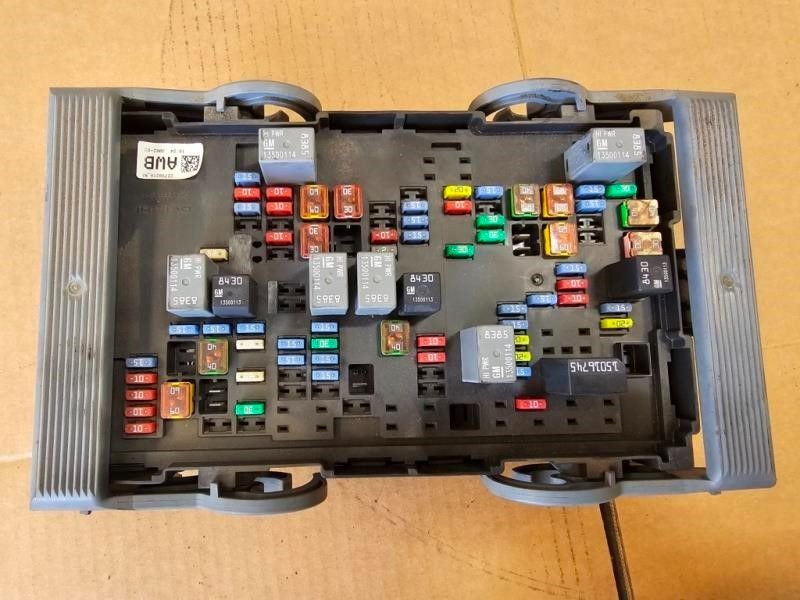 2010-2014 GMC Sierra 2500 Pickup 6.6L Duramax Diesel Fuse Box Engine OEM