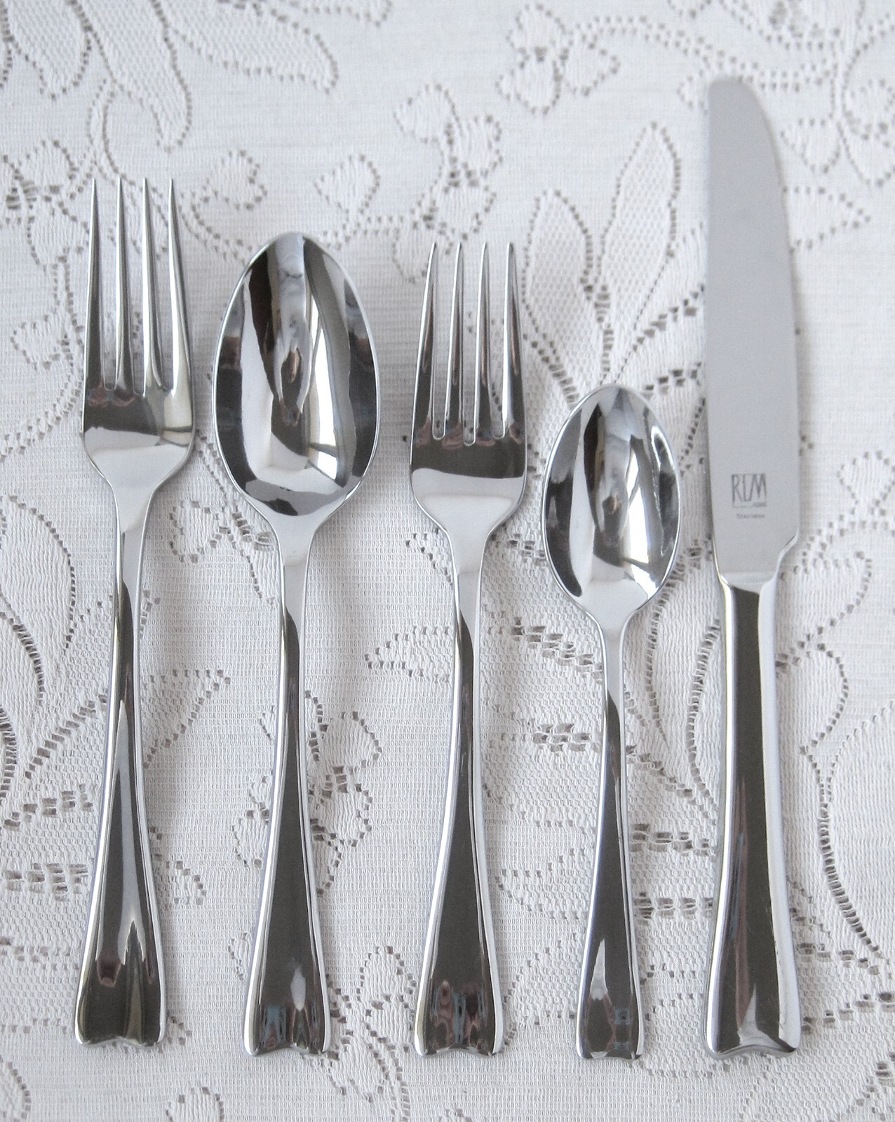 TABLET Stainless Flatware 5 Piece Place Setting RLM HOME Robert Lee Morris TABLET Stainless Flatware 5 Piece Place Setting RLM HOME Robert Lee Morris