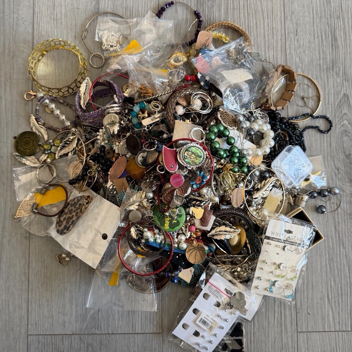 JEWELRY LOT ESTATE SALE FIND BULK MIXED JEWLERY AS IS READ DESCRIPTION