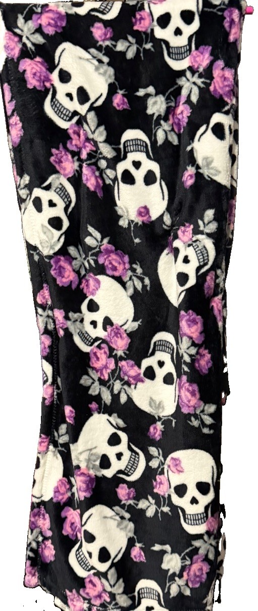 Betseyville Betsey Johnson Skull Floral Plush Blanket Halloween NEW Betseyville Betsey Johnson Skull Floral Plush Blanket Halloween NEW