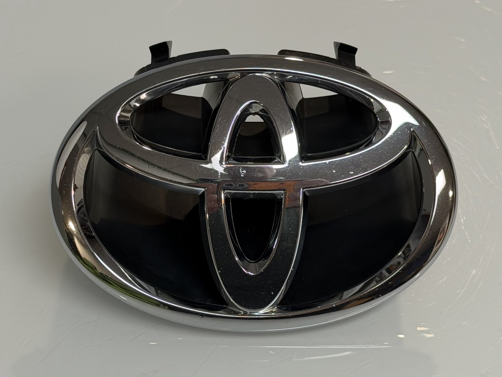 OEM 2006 - 2010 TOYOTA SIENNA Front Grille Emblem Badge w/ Base 75301-AE010