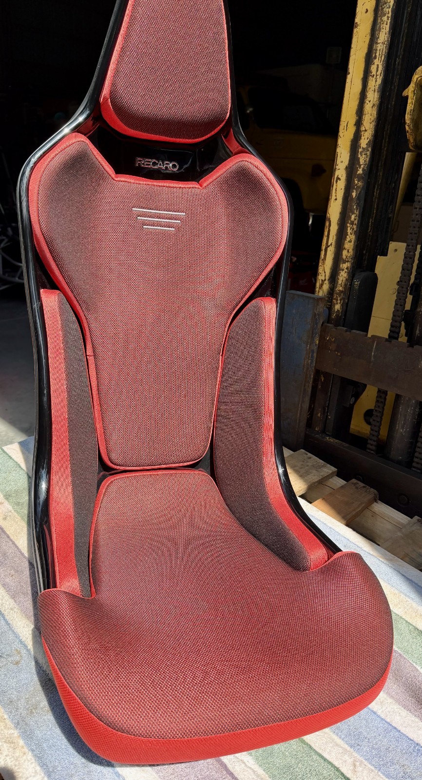 Recaro Japanese RCS Fixed Bucket Seat w/Red Fabric #81-087.20.617-0 Brand New