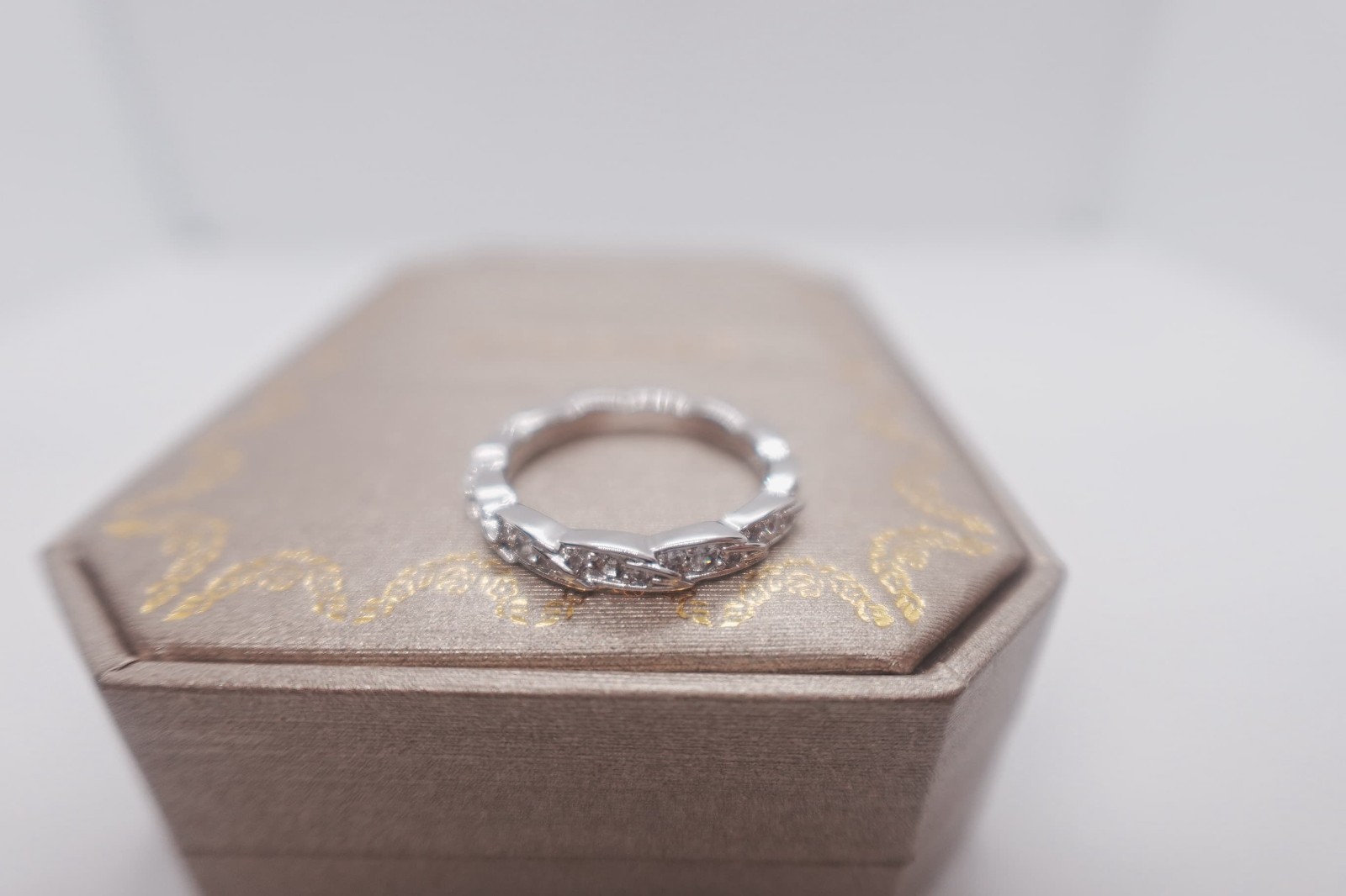 GIFTTlfanycoNarrow Ring in 18K white Gold with Pavé Diamonds. USA Size 8