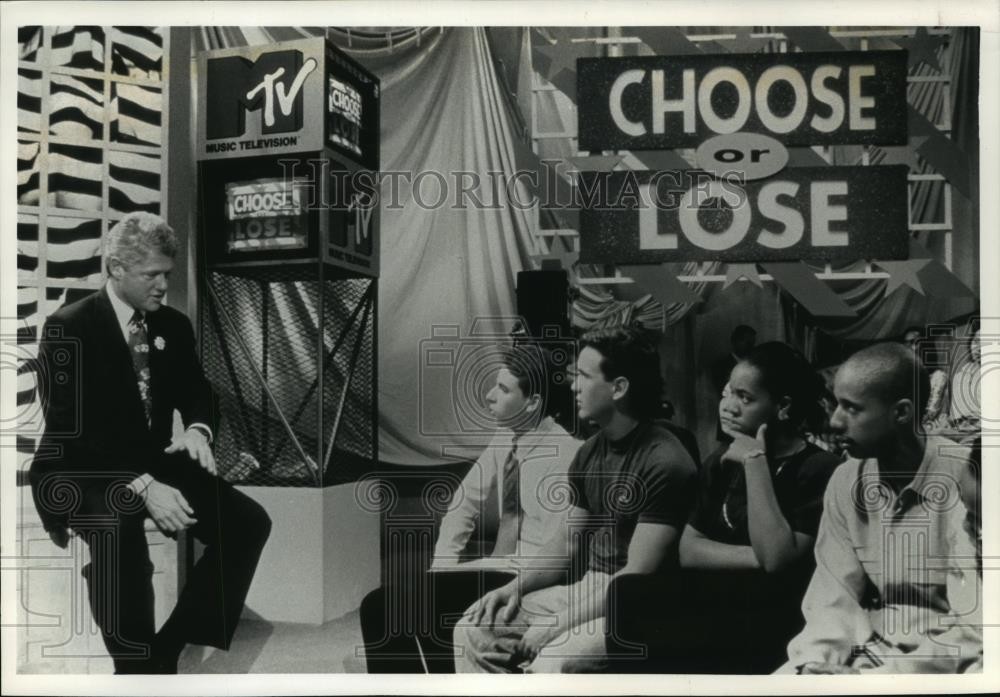 1992 Press Photo President Bill Clinton Talking Politics on \