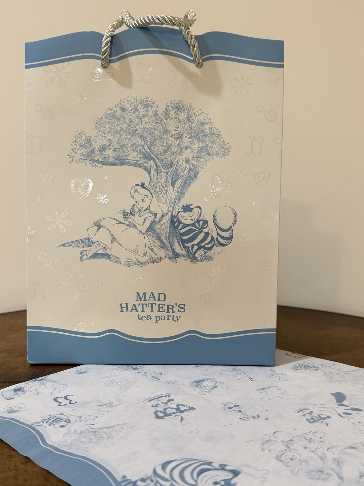 New Disneyland Club 33 Alice In Wonderland Medium Size Gift Bag & Paper Set