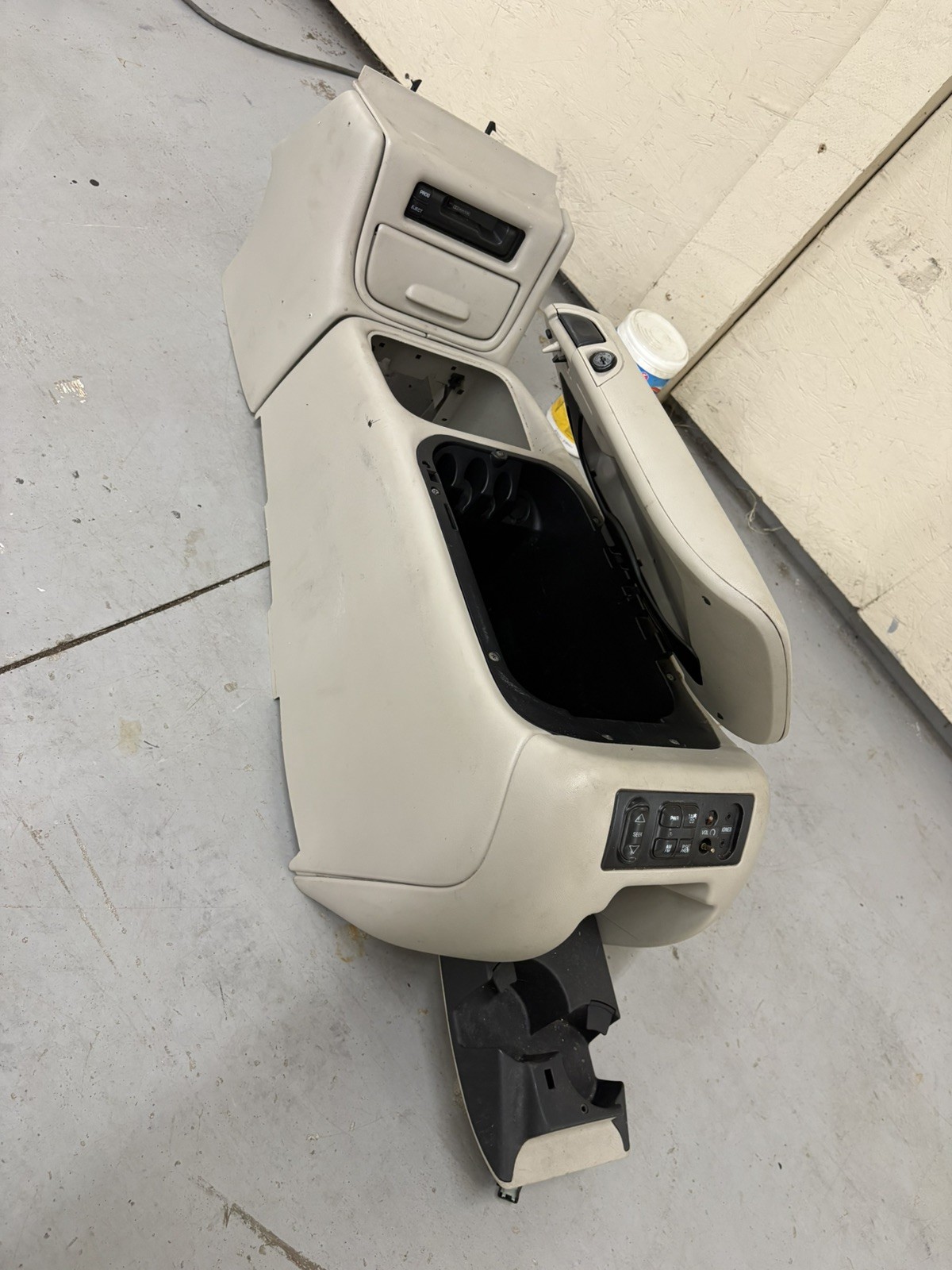 99-02 Chevy Silverado GMC Truck Center Console Suburban OEM Tan