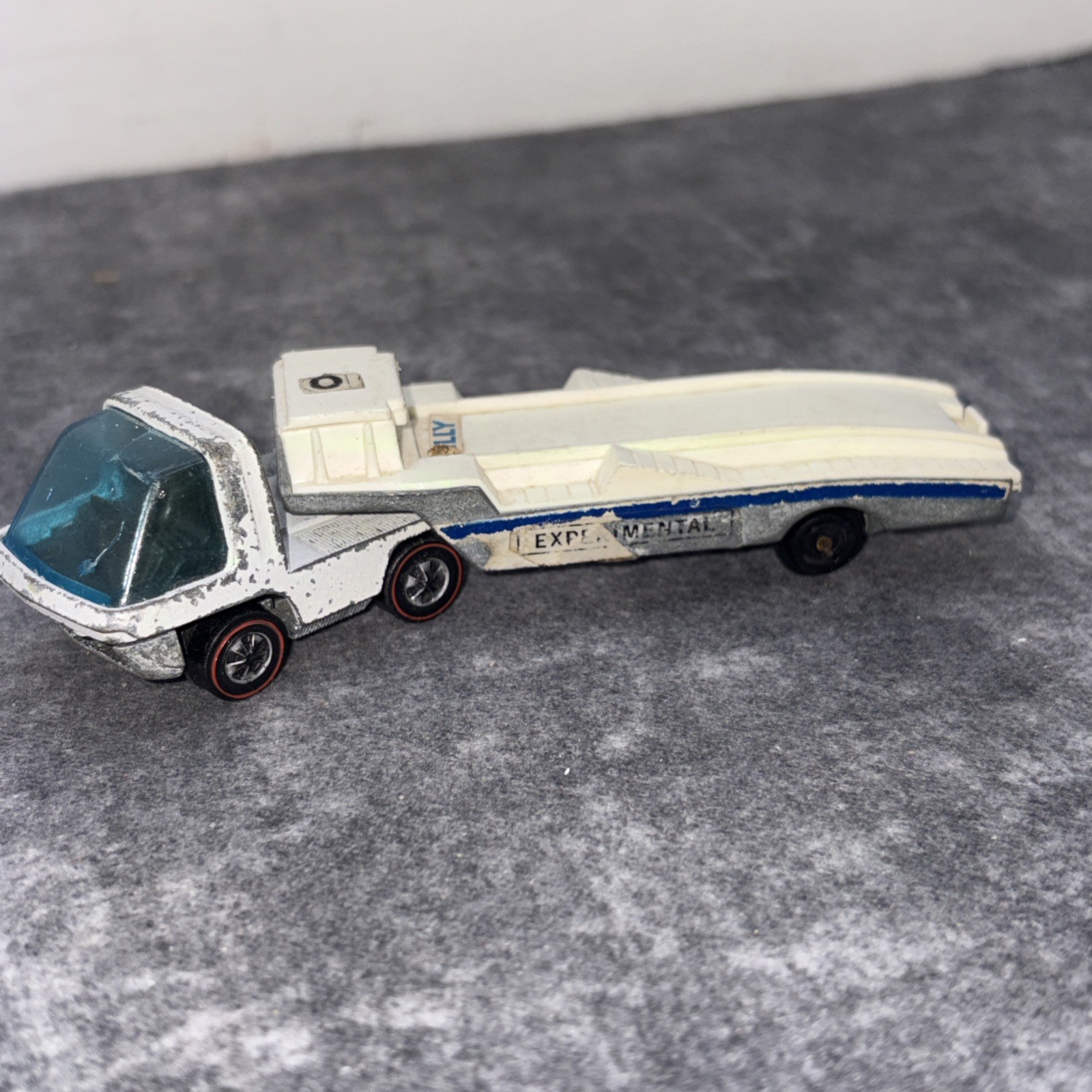 Hot Wheels Redline 1969 The Heavyweights Racer Rig White “read” Hot Wheels Redline 1969 The Heavyweights Racer Rig White “read”