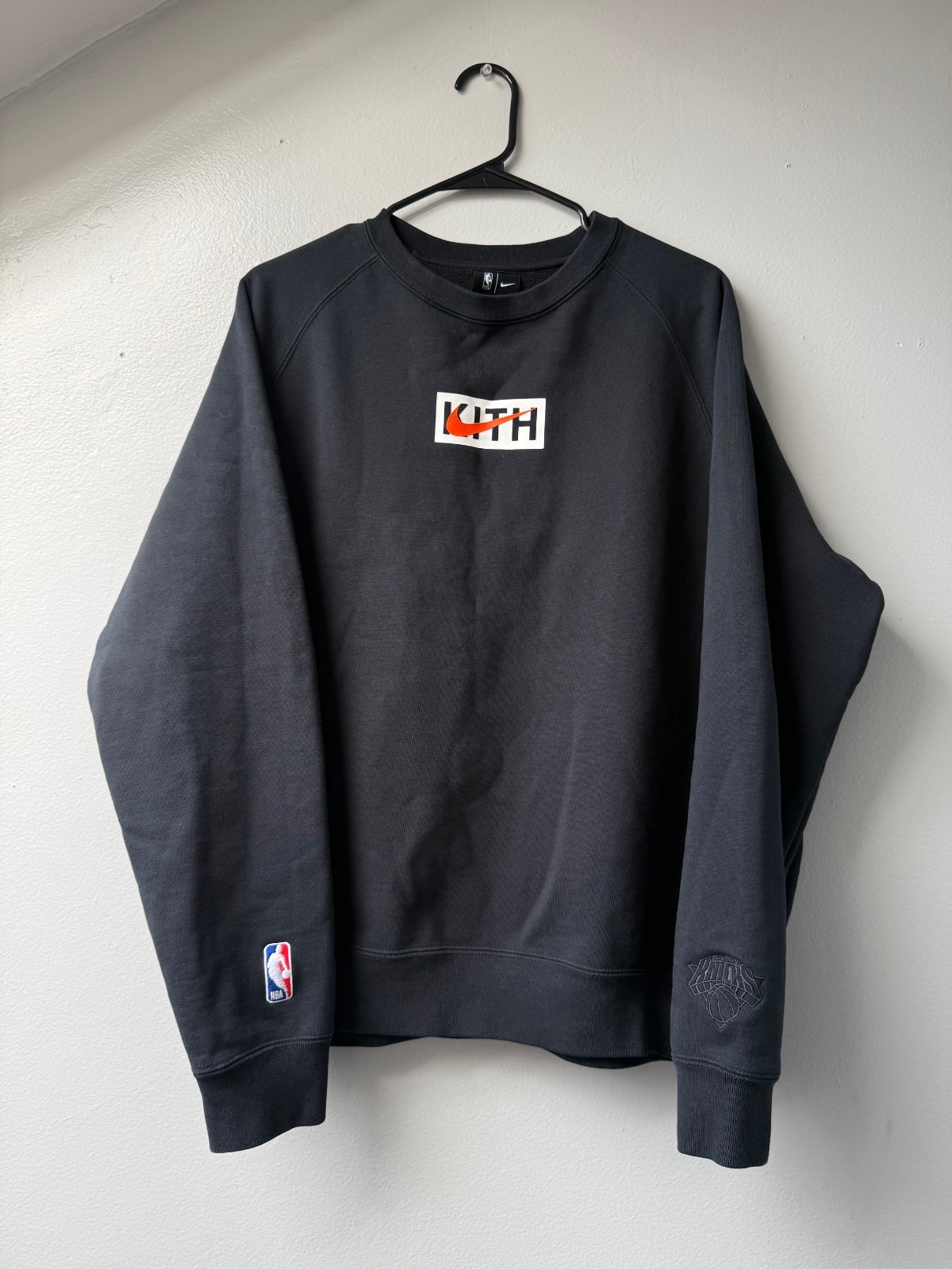 Kith Nike Knicks NBA Men\'s Black Crew Neck Pullover Sweatshirt Graphic Logo L