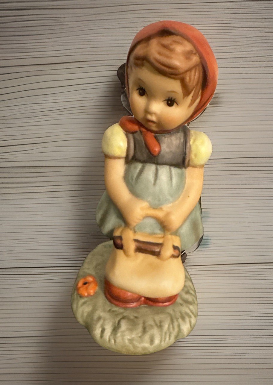 Vintage GOEBEL BERTA HUMMEL Figurine 1996 \ Vintage GOEBEL BERTA HUMMEL Figurine 1996 \