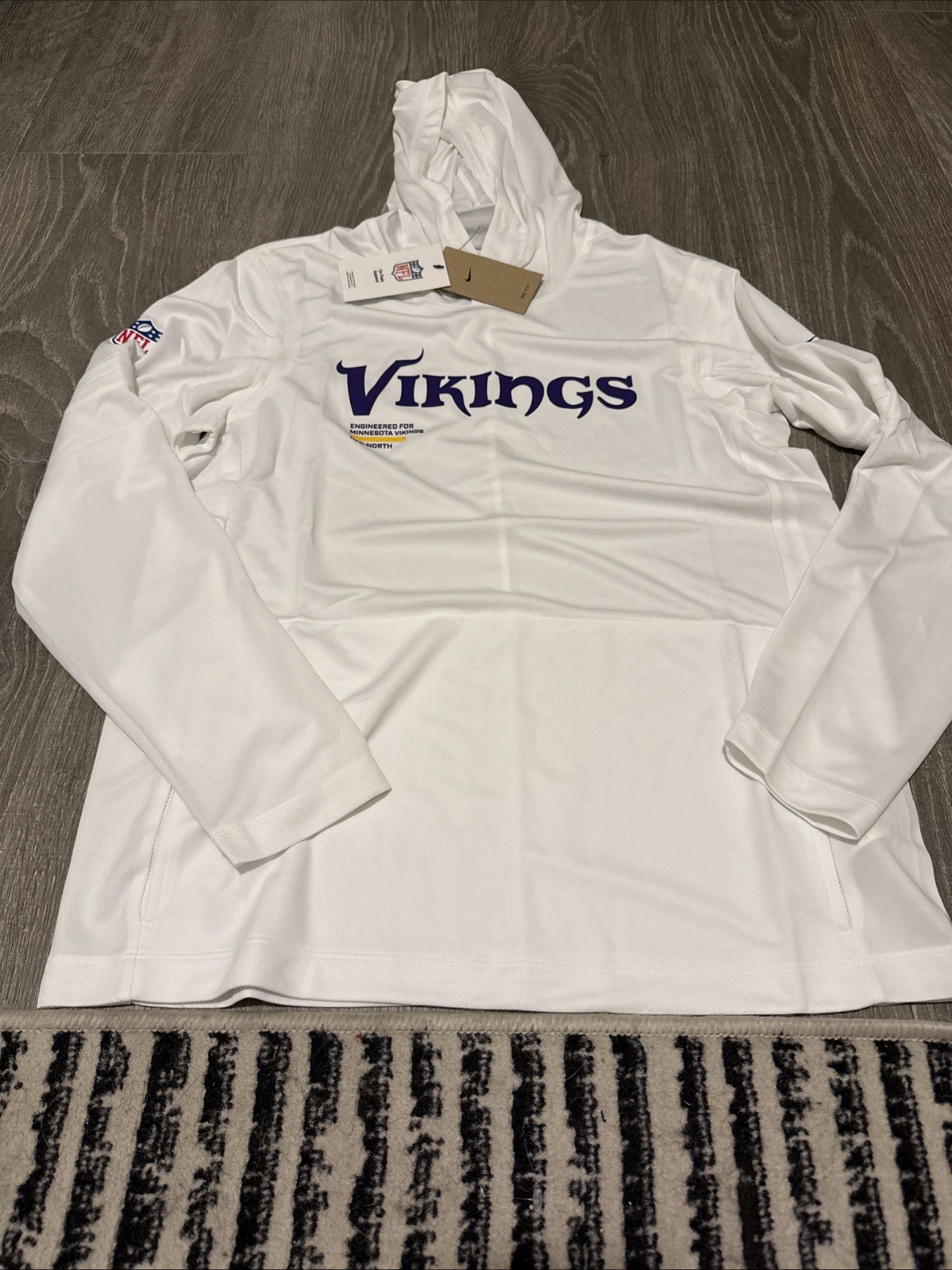 Nike Minnesota Vikings Dri-Fit White Lightweight Hoodie Men's Size: XL NWT Nike Minnesota Vikings Dri-Fit White Lightweight Hoodie Men's Size: XL NWT